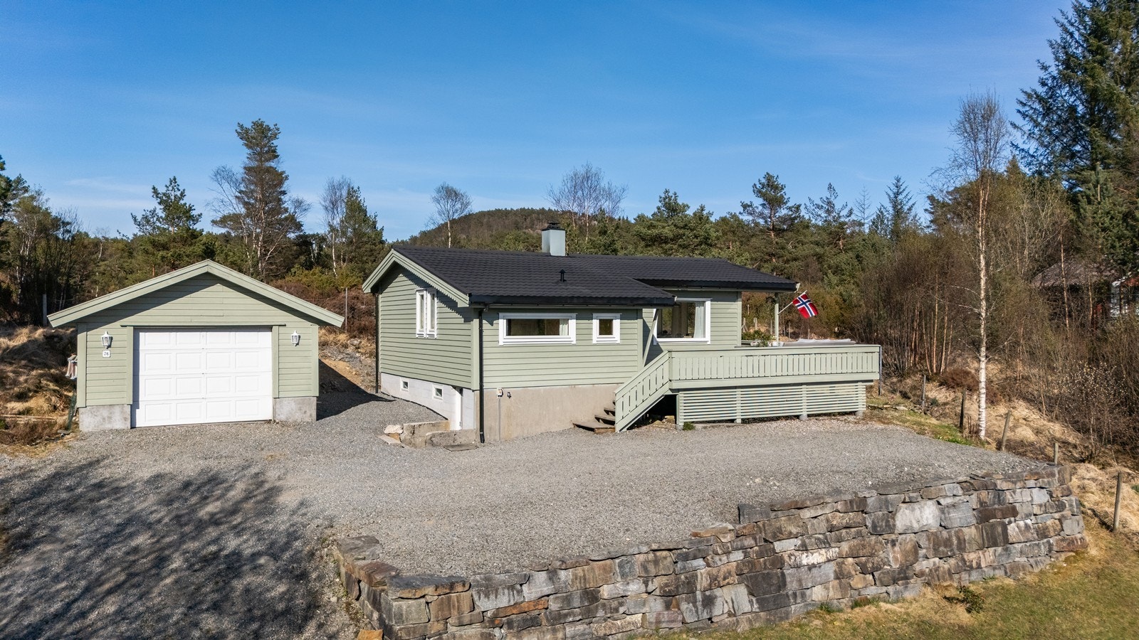 En svært sjarmerende og velholdt hytte beliggende i populære Ålfjorden! Galleribilde
