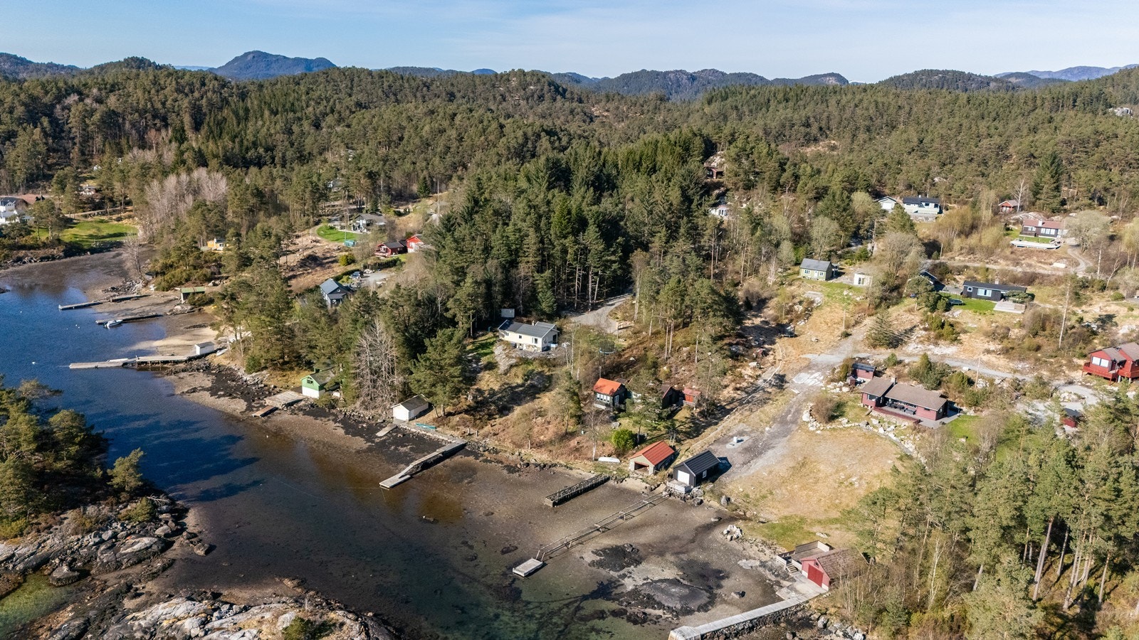 Kort gåavstand ned til sjøen med flotte bademuligheter i nærheten. Galleribilde