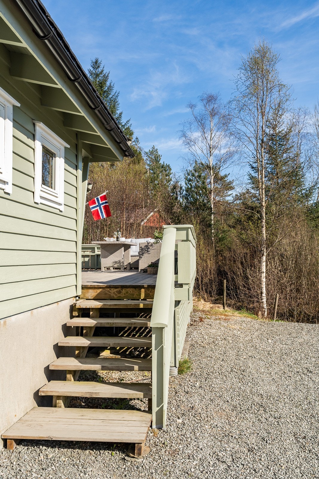 Adgang til hytten går via terrassen. Galleribilde