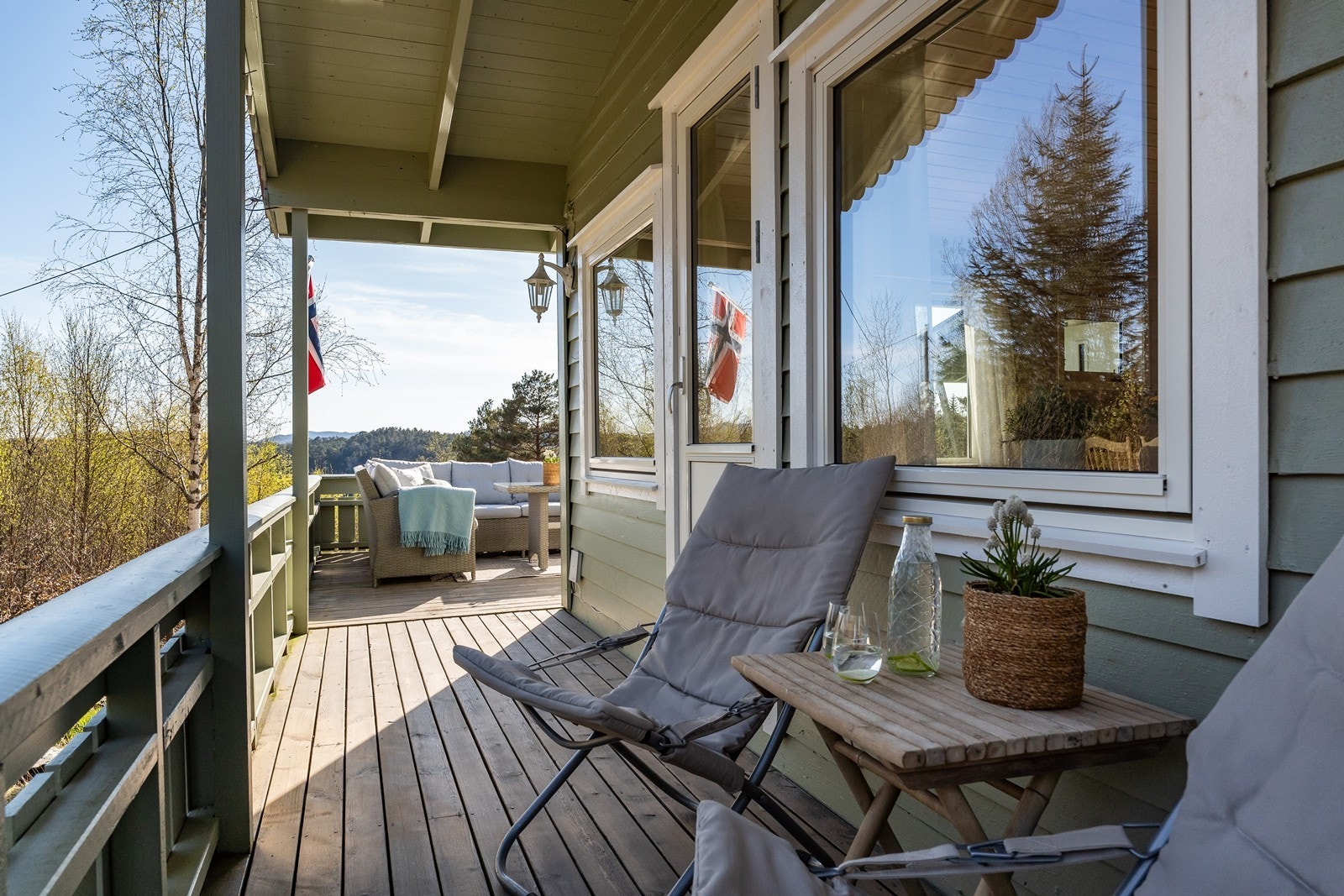 På denne siden av terrassen har du praktisk overbygg hvor du kan trekke deg tilbake og nyte uteplassen uansett vær. Galleribilde