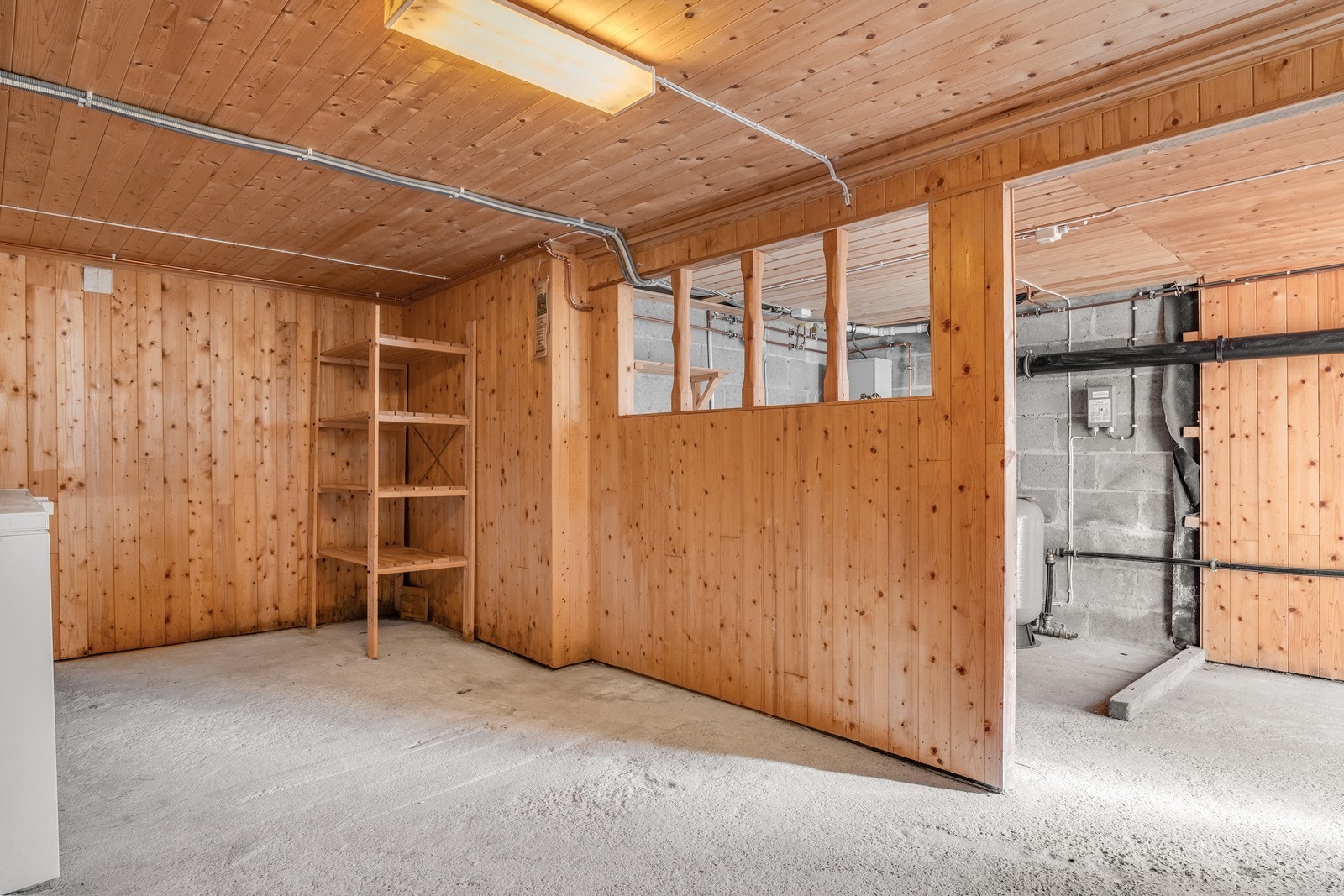 Kjellerrom med varmtvannsbereder og opplegg for vaskemaskin. Her er det masse plass til lagring. Galleribilde