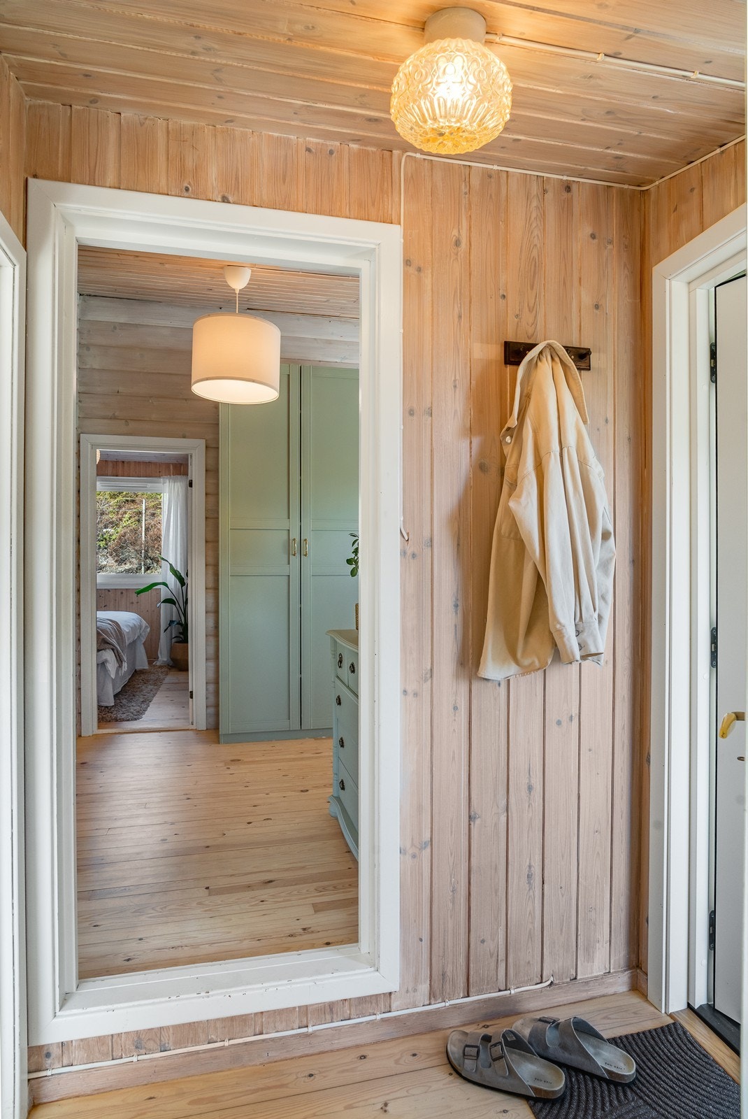 Innbydende entrè med plass til oppheng av yttertøy. Galleribilde