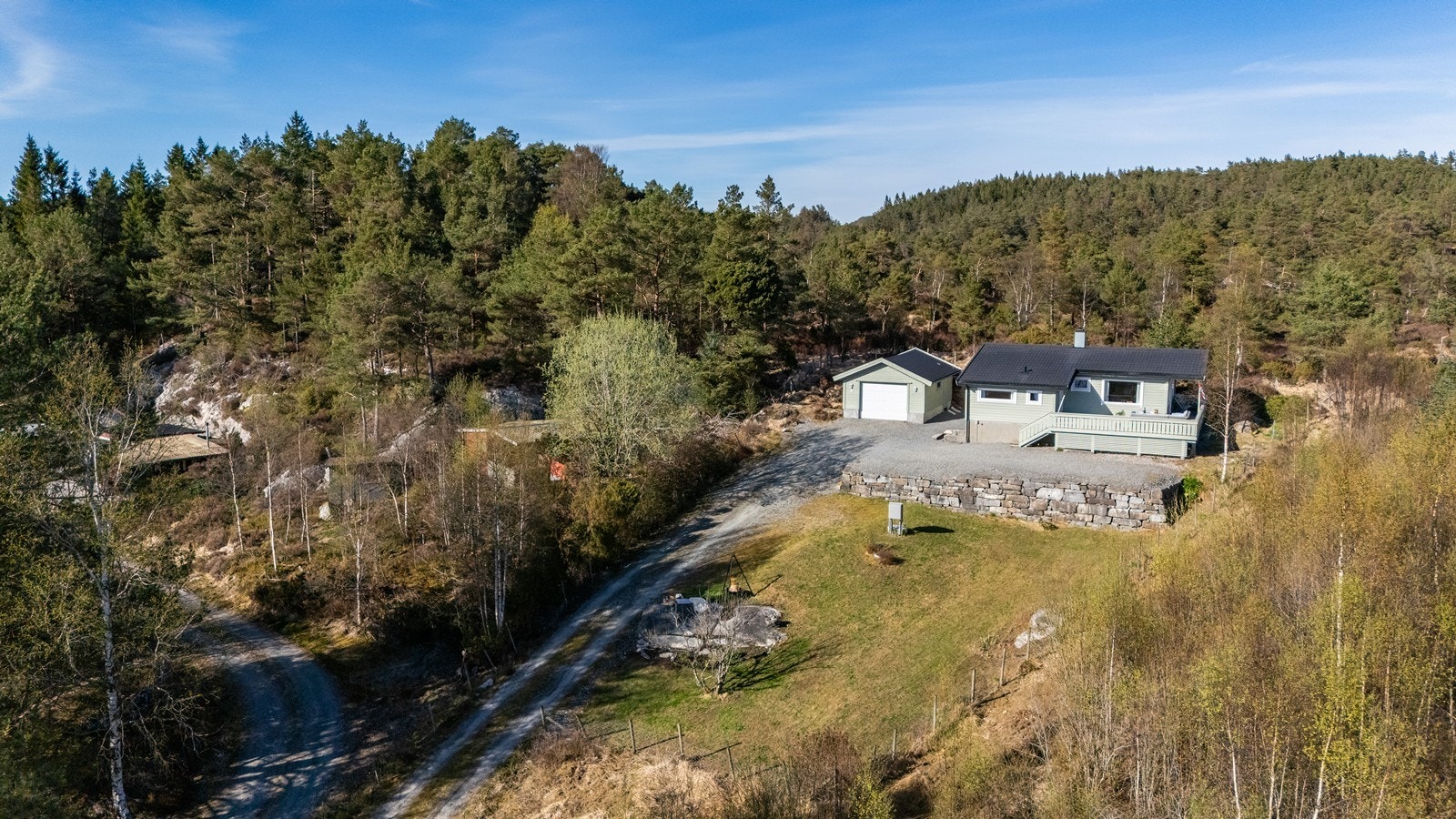 Her får du en romslig tomt med gode uteområder, sjøutsikt og egen garasje. Galleribilde