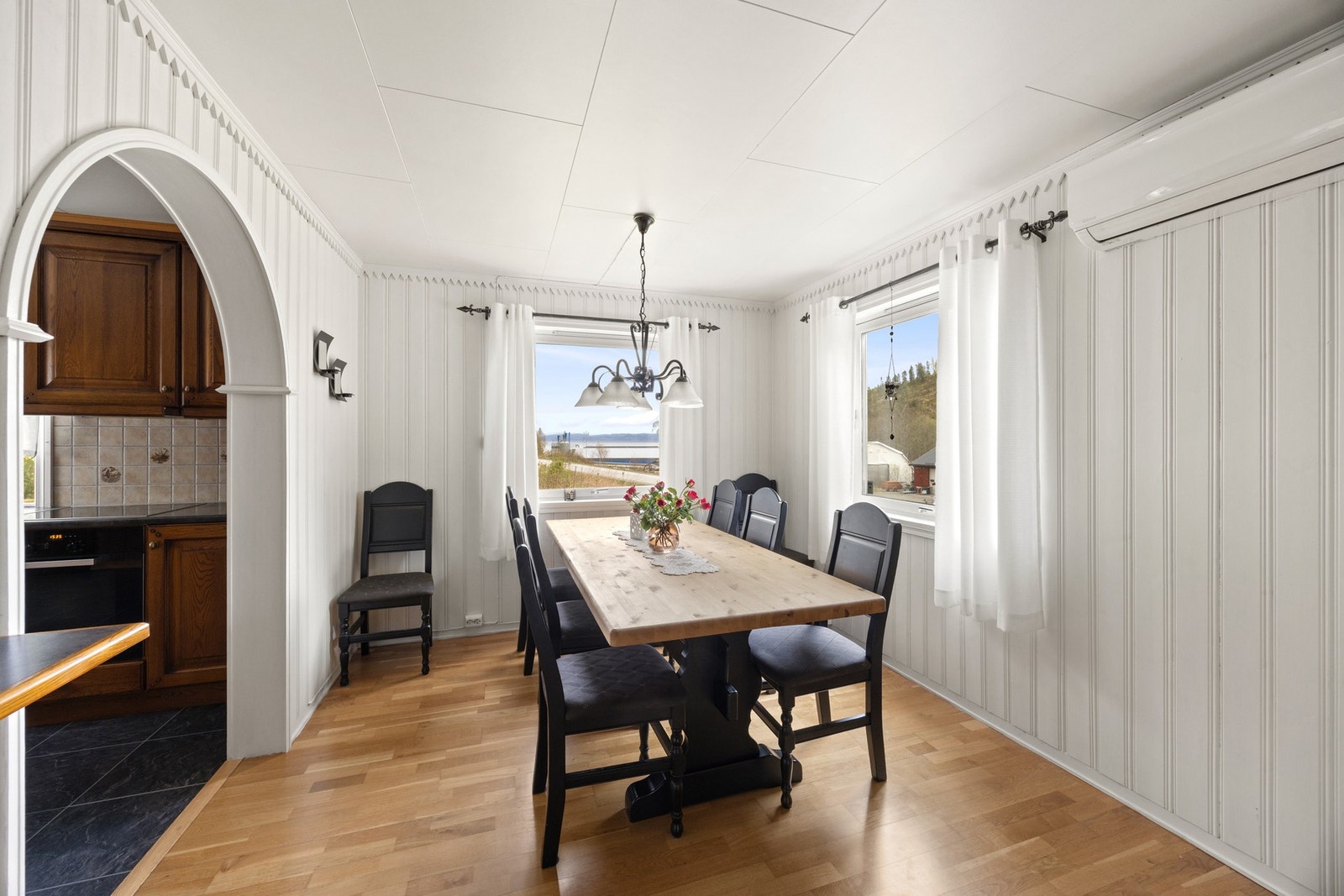 Fra spisebordet har man utsikt til sjøen! Galleribilde
