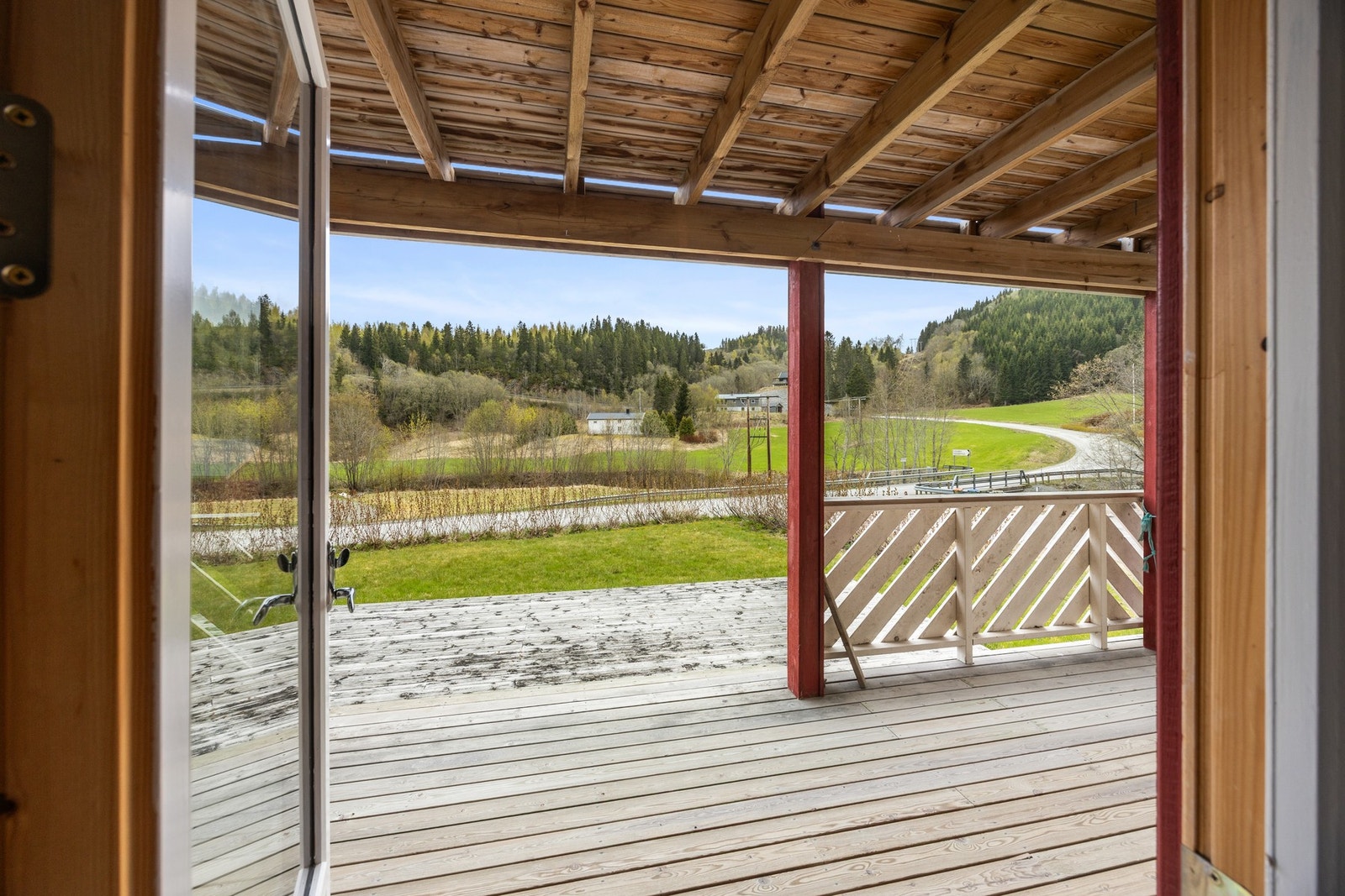 Fra stuen er det utgang til terrasse på 93 kvm. Galleribilde
