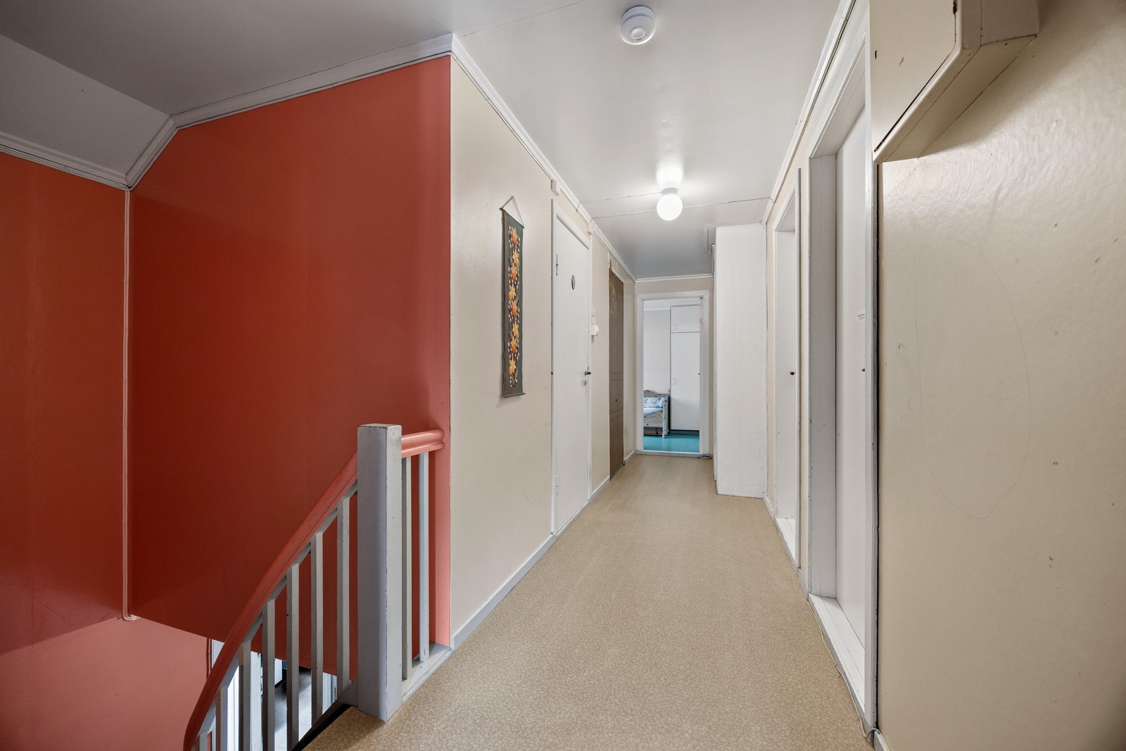 Gang i 2. etasje - 8,5 kvm. Dør inn til 3 soverom, loftstue, bad, bod og gang. Galleribilde