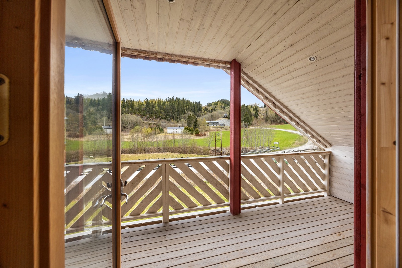 Fra loftstue er det utgang til balkong på 14 kvm. Det er montert downlights i overbygget. Galleribilde