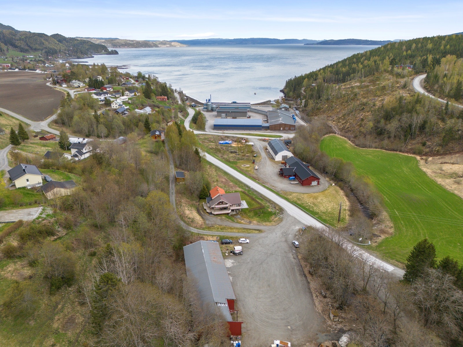 Det er ca. 800 meter til Mosvik Brygge og lokal dagligvare, ca. 2 km til småbåthavn og Jækta Fjordstue Galleribilde