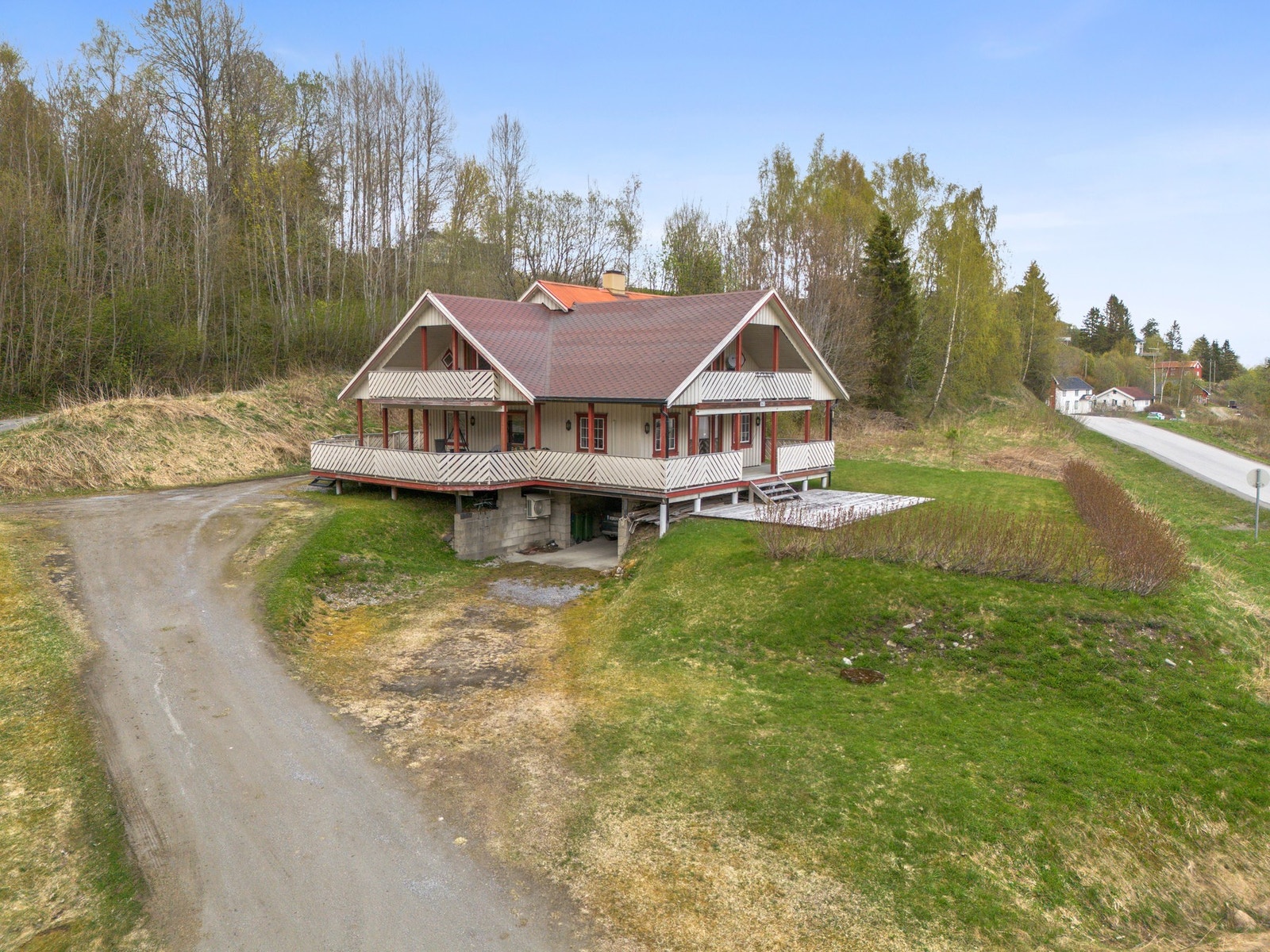 Innholdsrik enebolig med bl. a. fire soverom, tre stuer og garasje i sokkelen. Galleribilde
