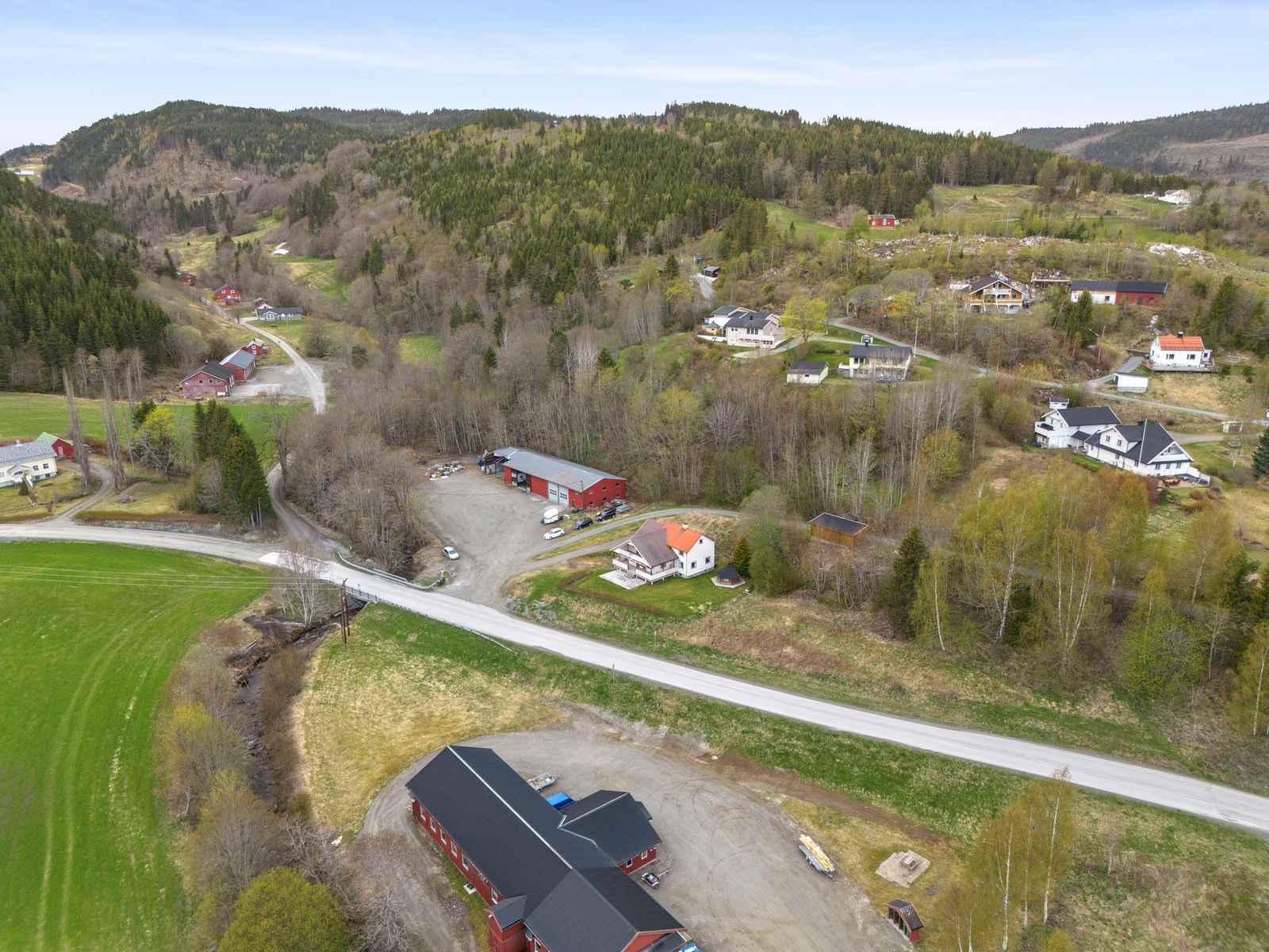 Ca 20 minutters kjøring til Straumen med bredt servicetilbud. Galleribilde