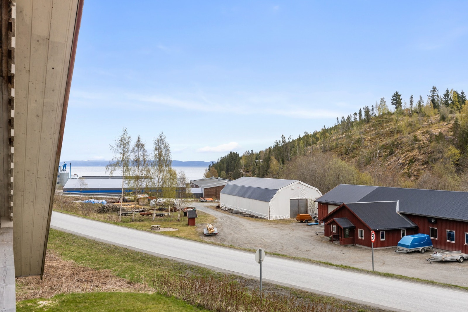 Utsikt til sjøen Galleribilde