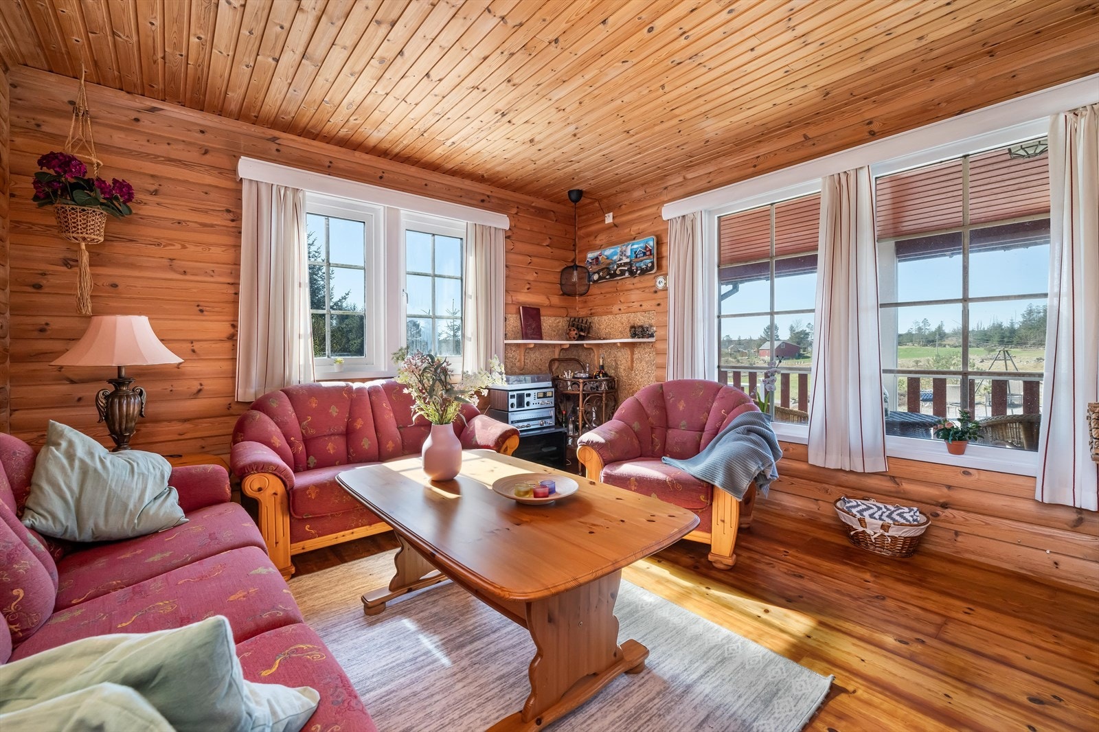Koselig stue med store vindusflater som slipper inn mye naturlig lys. Galleribilde