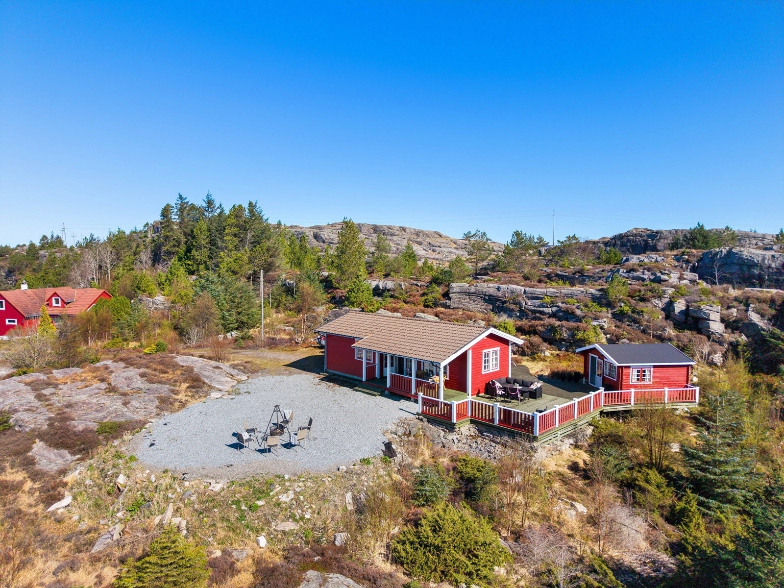 Hytte med rolig og fin beliggenhet. Stor eiendom på over 5 mål. Galleribilde