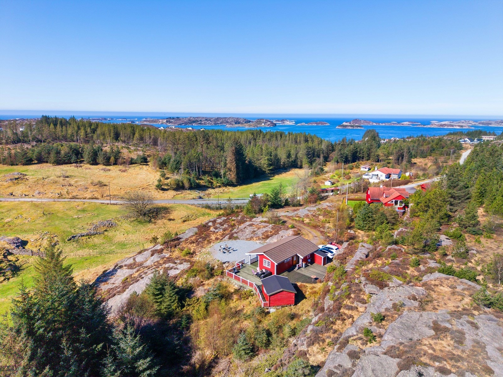 EiendomsMegler 1 v/Merete Seim, har gleden av å presentere Toftarøyvegen 550. (Foto: Mats Lie) Galleribilde