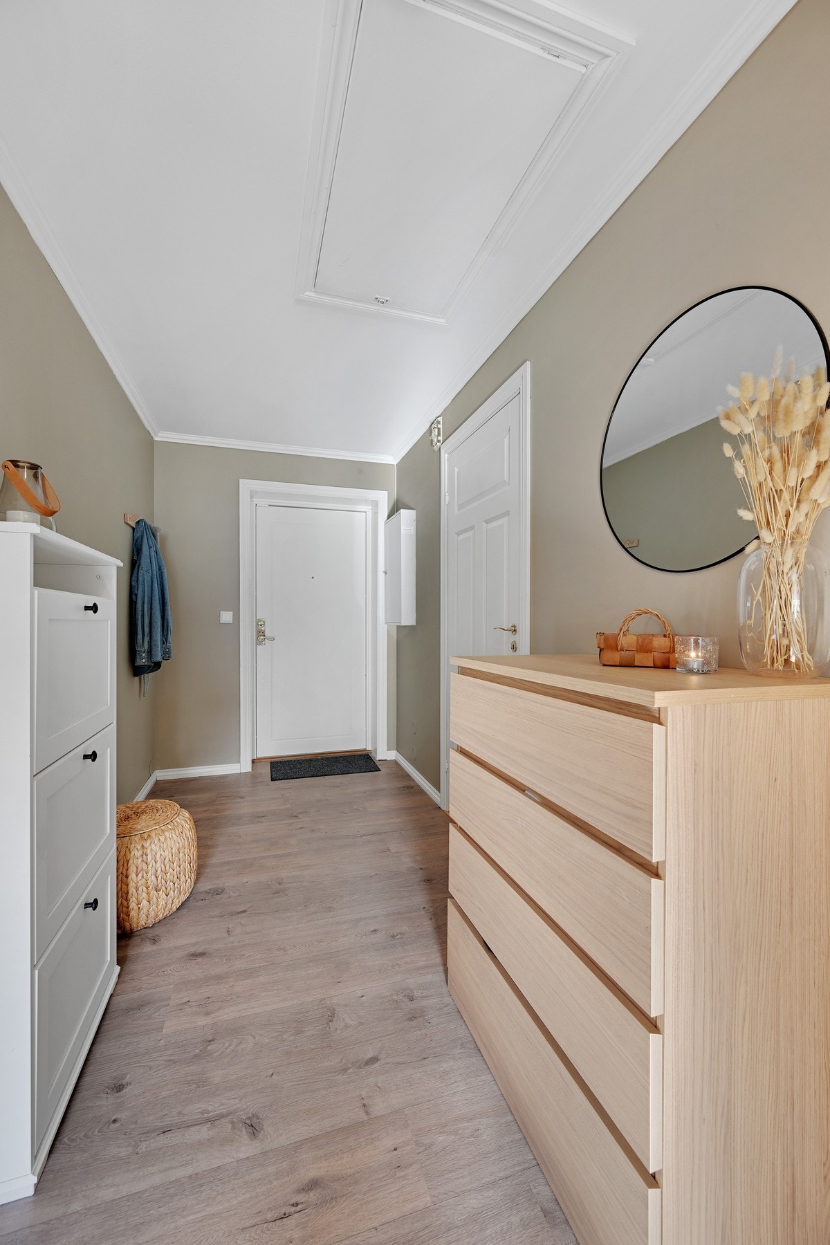 Oppgraderte overflater med nye laminatgulv (2024). Praktisk innvendig bod gir gode oppbevaringsmuligheter og f. eks walk-in garderobe Galleribilde