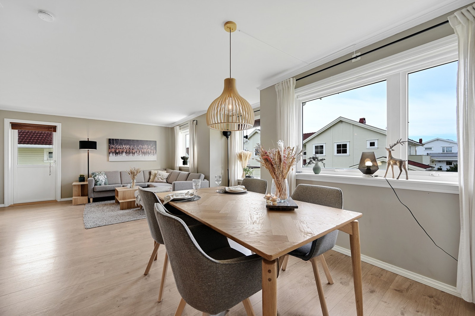 Stuen byr på fleksible møbleringsmuligheter Galleribilde