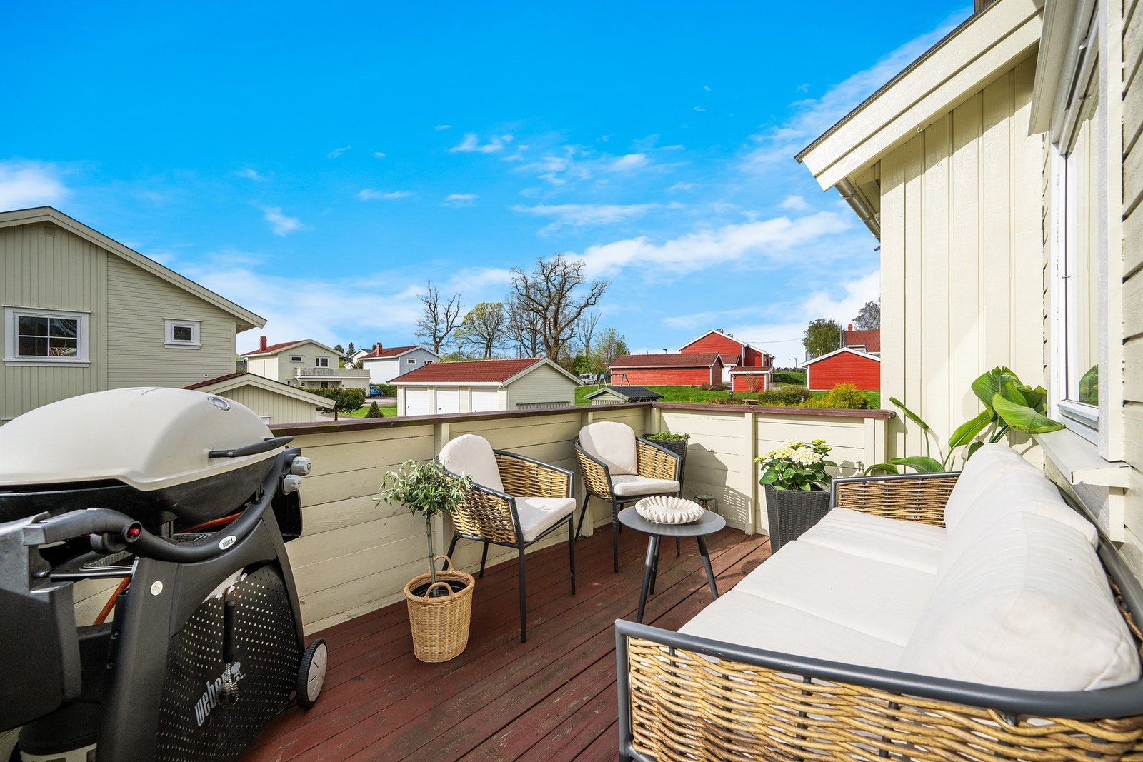 Balkongen har god plass til både sittegruppe og grill Galleribilde
