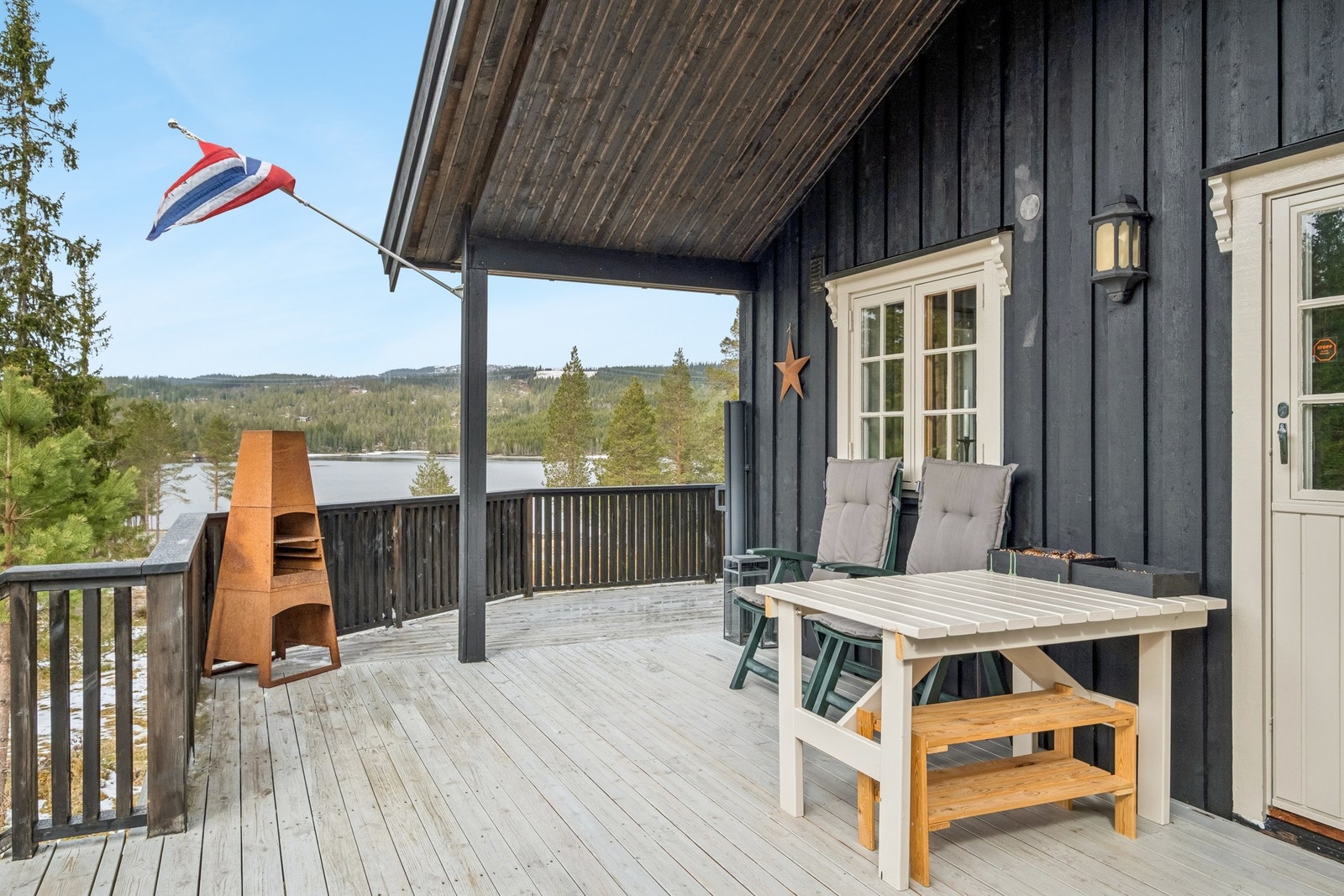 Romslig veranda med god plass til hagemøbler. Her kan man nyte naturskjønne omgivelser på fine dager. Galleribilde