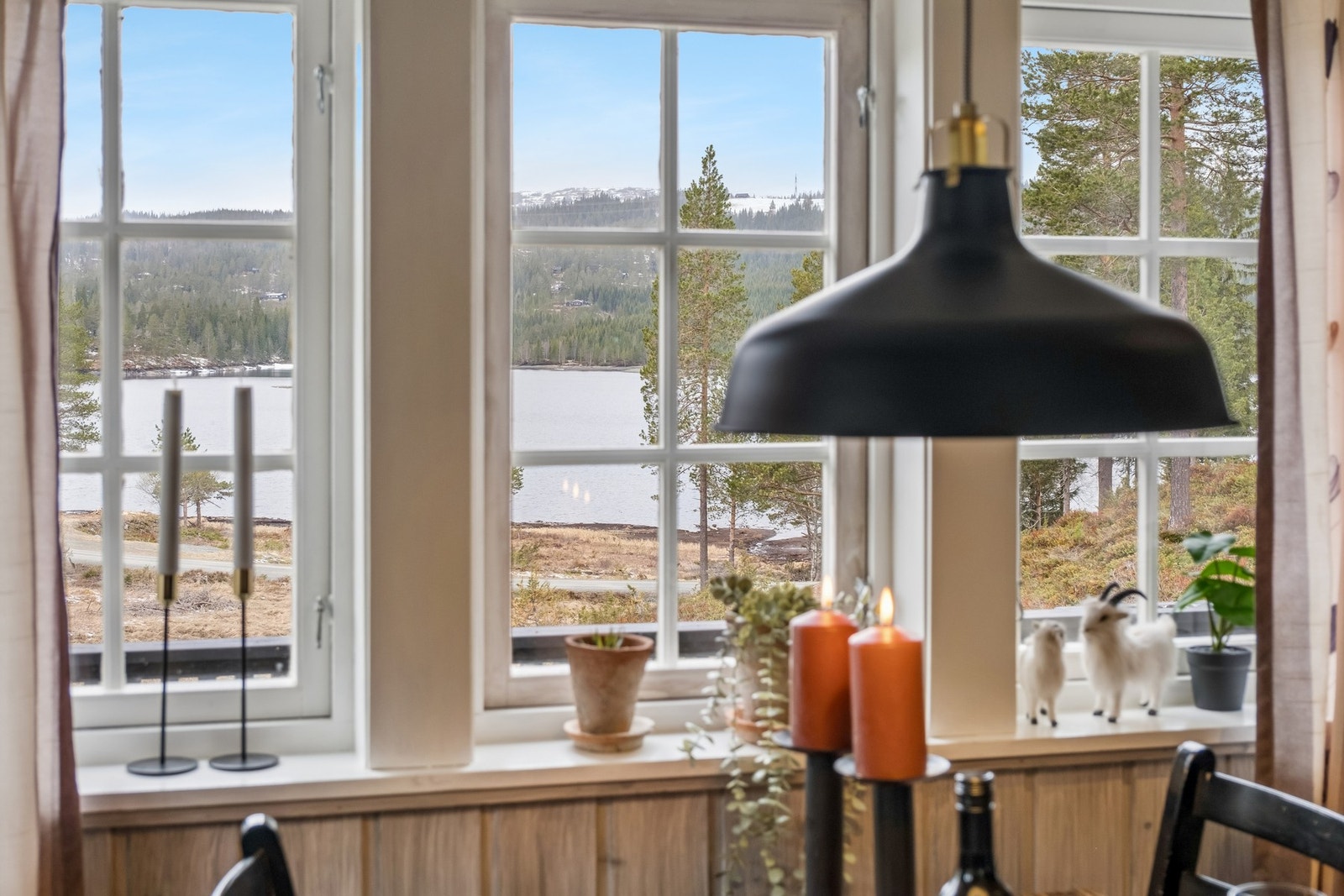 Fra boligen har man flott utsikt mot Tomtvatnet. Galleribilde