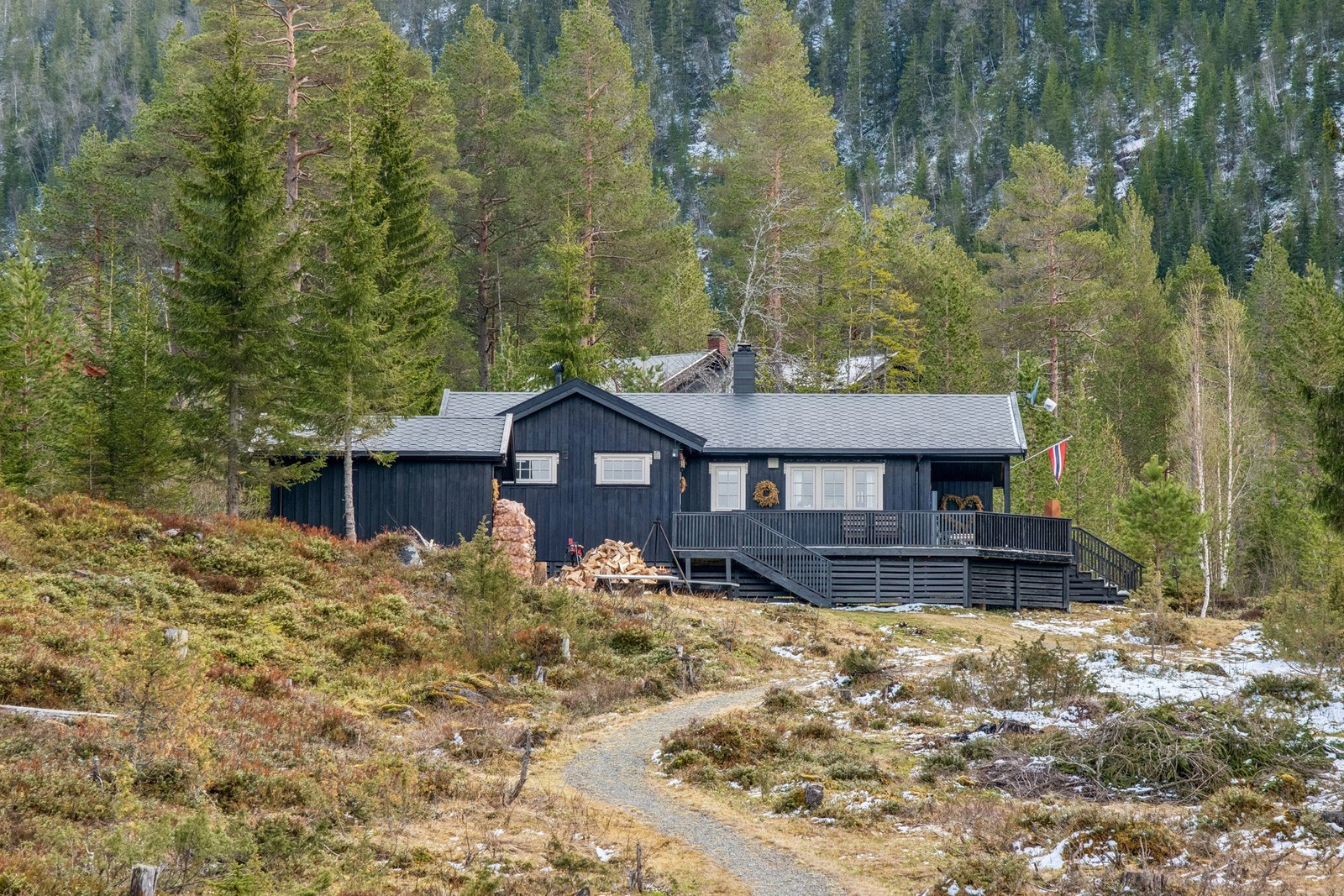 Flott og romslig hytte fra 2005 beliggende fint til ved Tomtvatnet. Galleribilde
