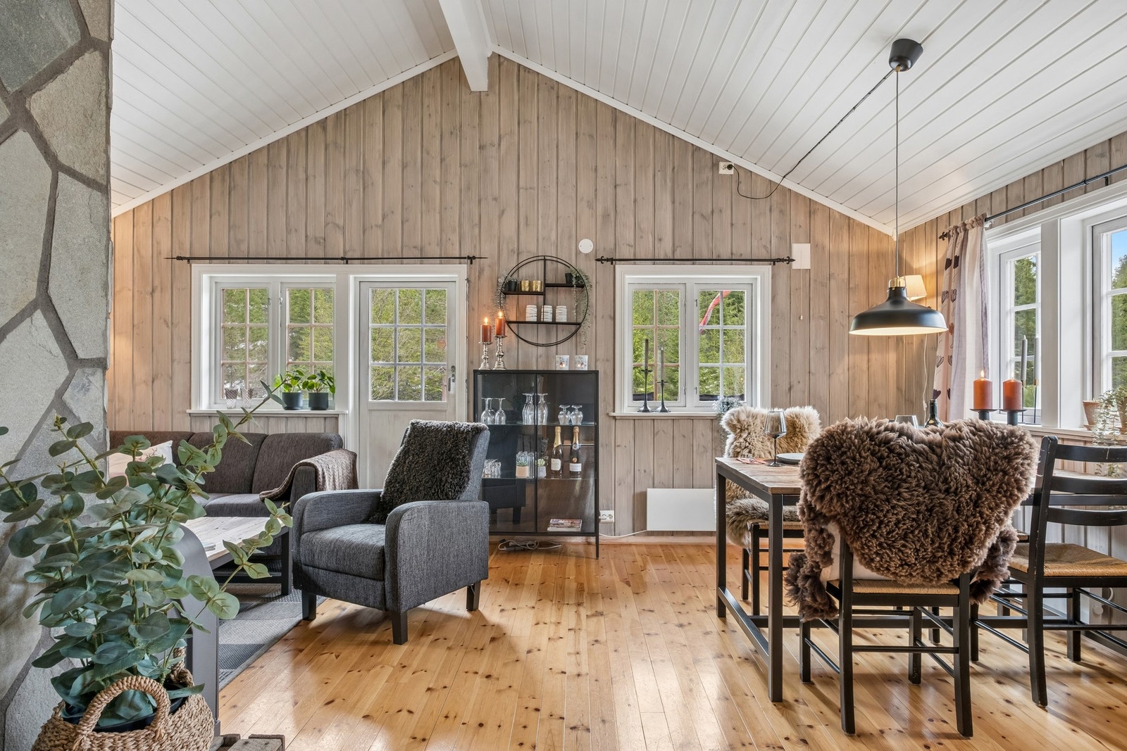 Hytten har innlagt strøm. Fra stuen har man enkel adkomst til veranda. Galleribilde
