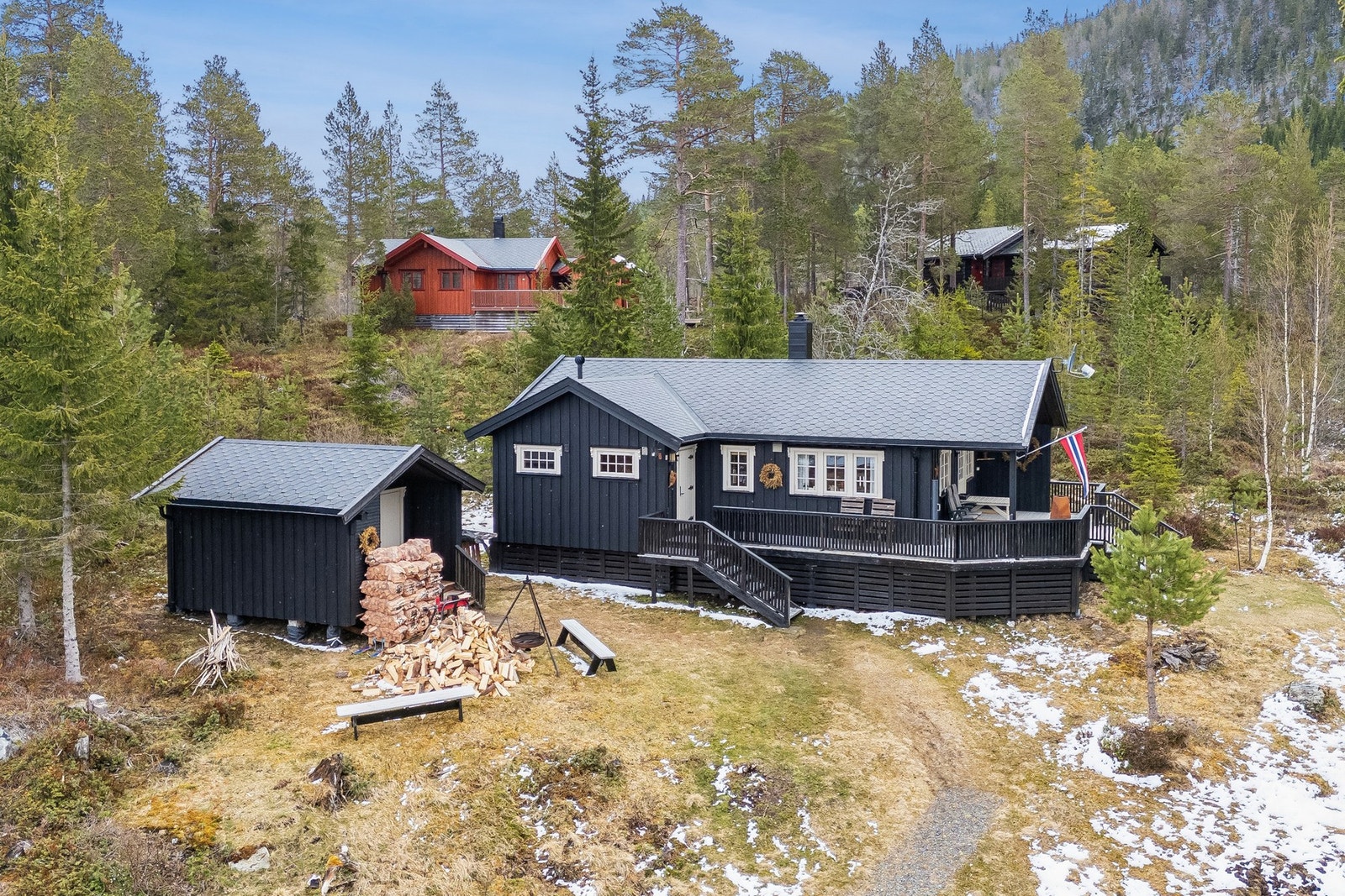 Hytta ligger fint til med praktisk og kort avstand fra vei. Gode sol- og utsiktsforhold. Galleribilde