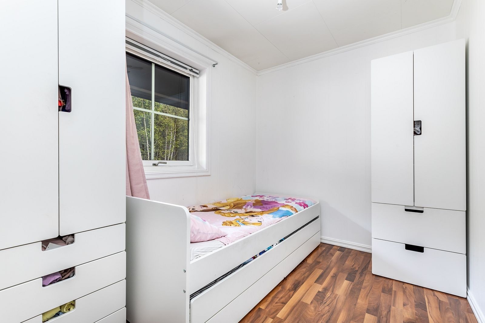Romslig soverom med gode oppbevaringsmuligheter Galleribilde