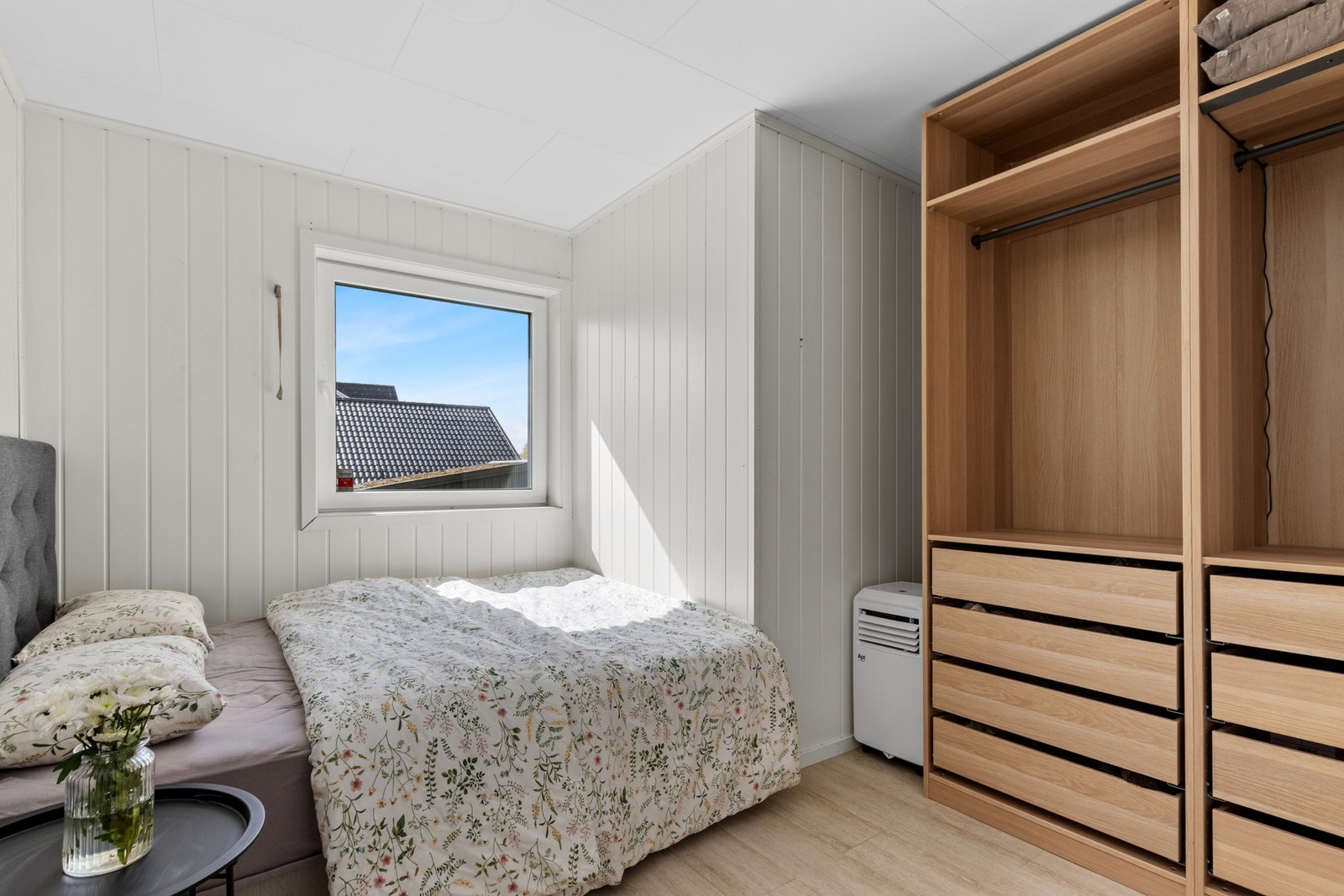 Soverom 2 med god plass til dobbeltseng. Galleribilde