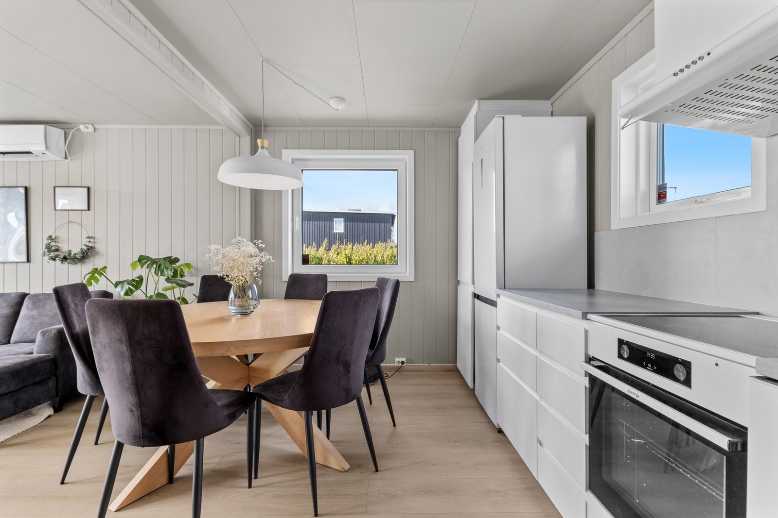 Kjøkken plass til spisemøbler mellom stue/kjøkken. Galleribilde