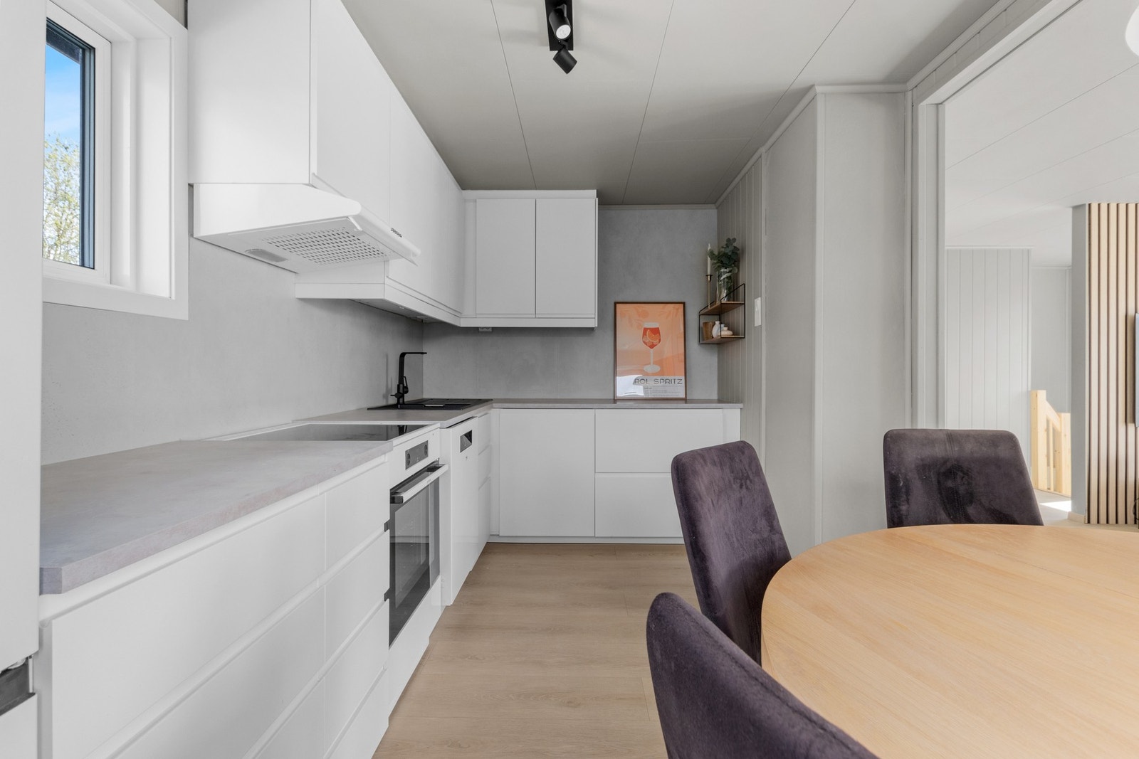 Moderne kjøkken med god benkeplass. Galleribilde