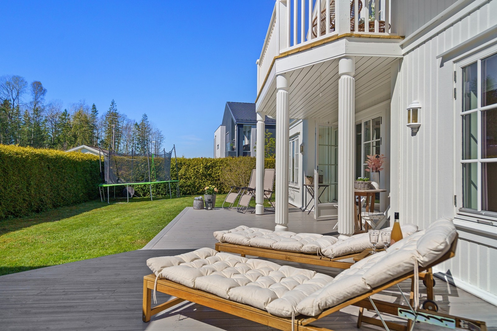 Gode møbleringsmuligheter på terrassen - plass til spisegruppe, sofagruppe og solsenger..... Galleribilde