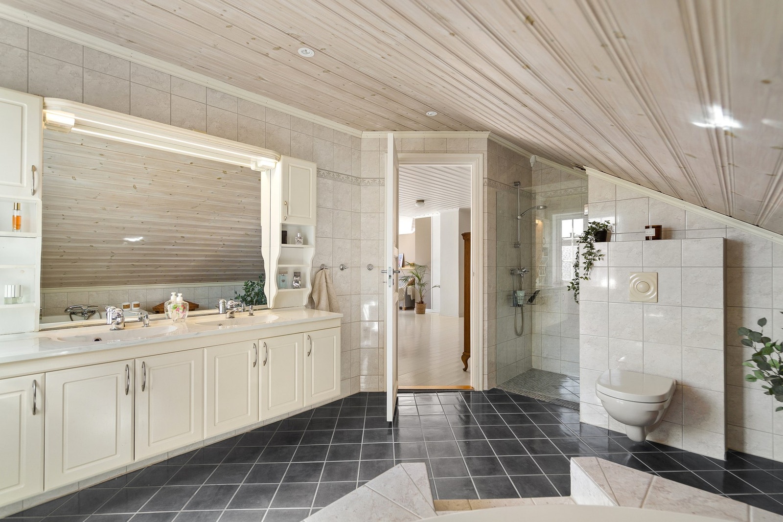 Badet er flislagt på gulv og vegger og har praktisk baderomsinnredning Galleribilde