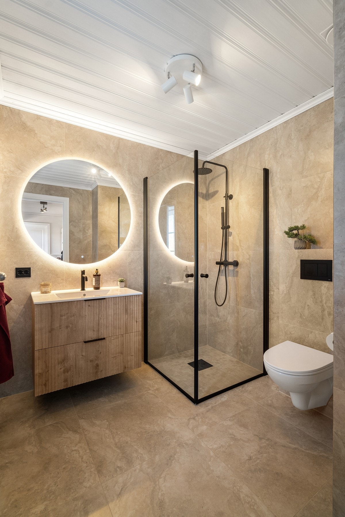 Badet er flislagt med tidløse og delikate fliser på gulv og vegger Galleribilde