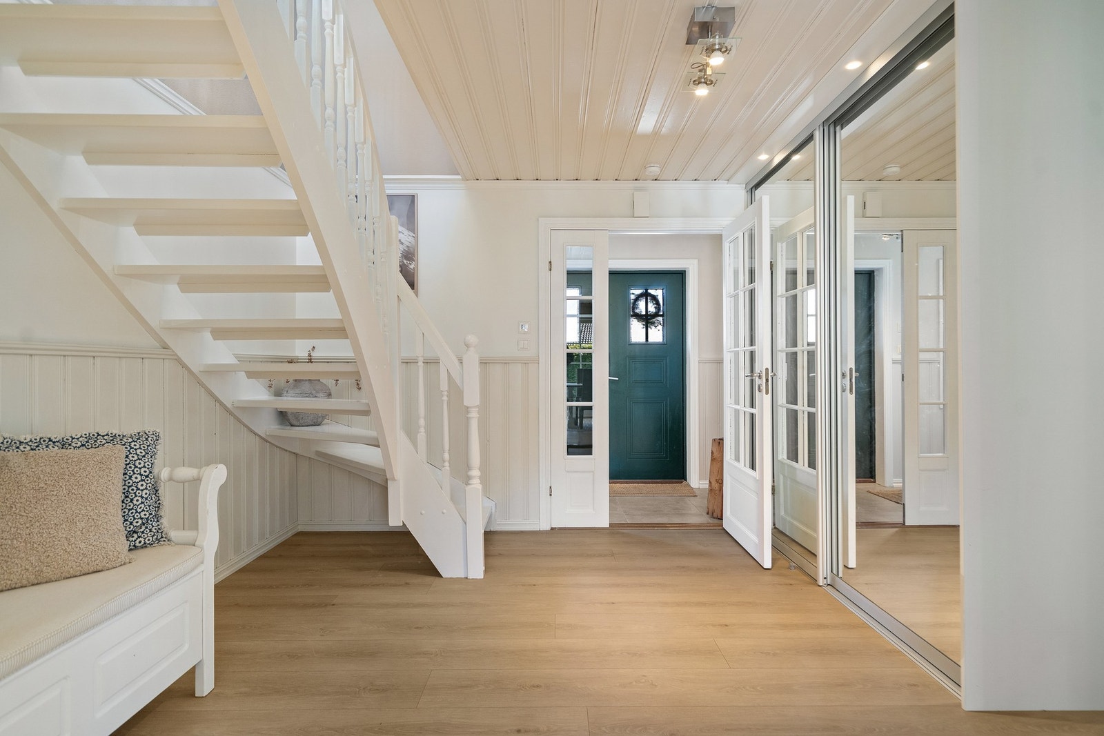 Romslig og innbydende hall med trapp opp til 2. etasje Galleribilde