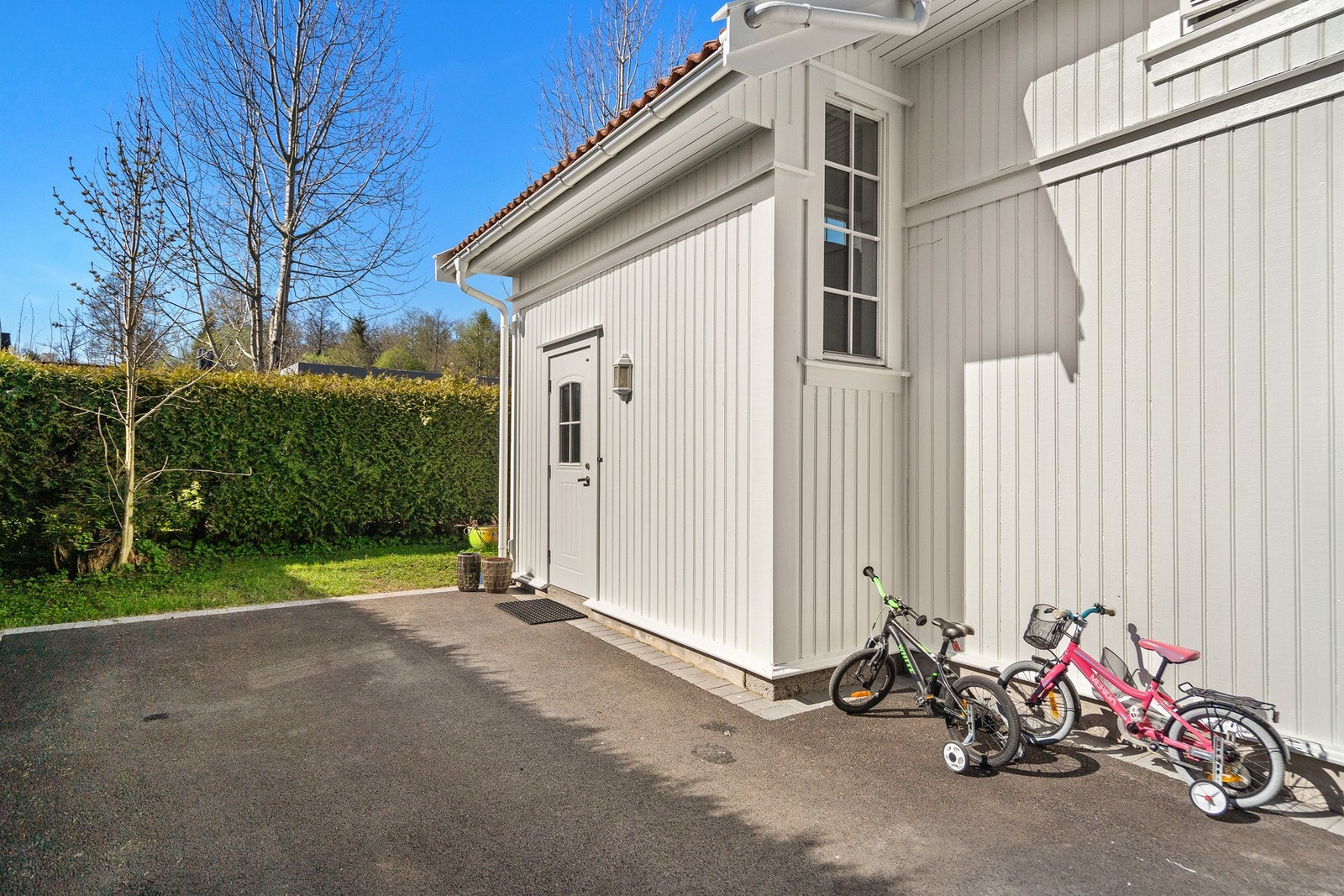 Utleieleilighet over garasjen med egen inngang Galleribilde