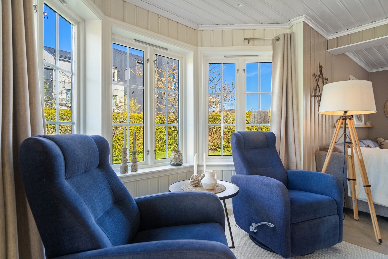 Store og fine vindusflater som bidrar til at strømmer inn rikelig med herlig dagslys Galleribilde