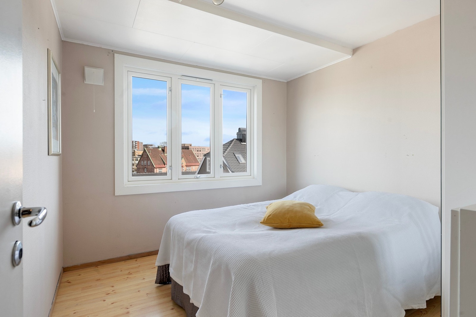 Flott hovedsoverommet i etasjen over. Galleribilde