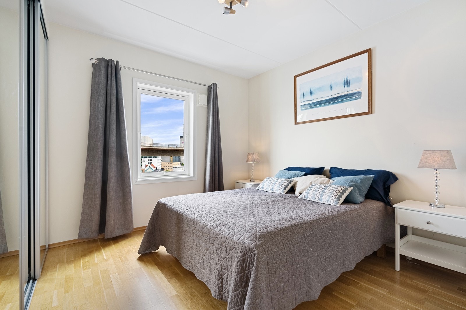 Hovedsoverom med innebygd garderobe skap Galleribilde