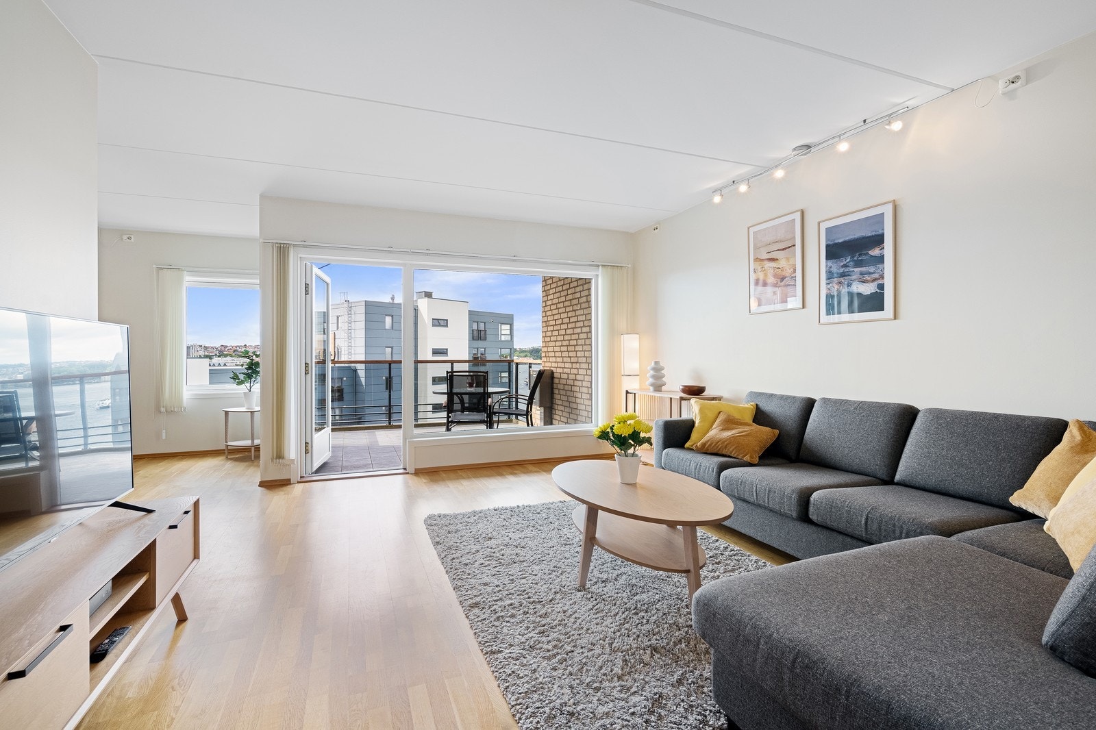 Lys stue med utgang til terrase Galleribilde
