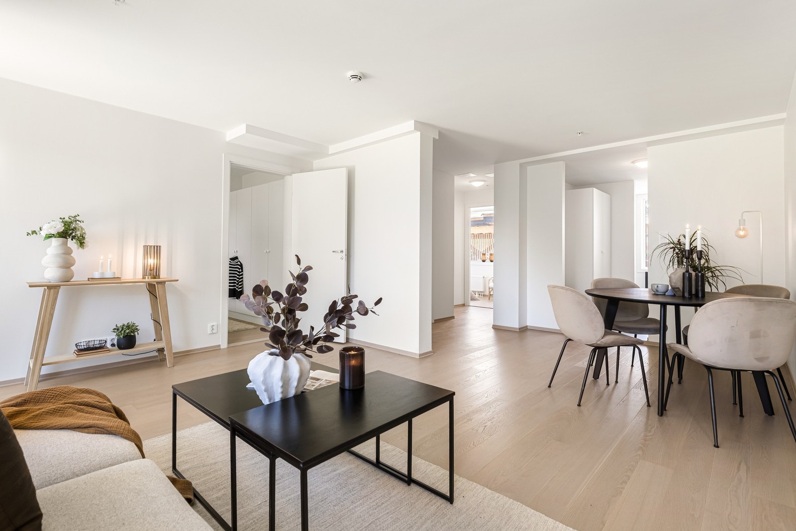 Stor og fleksibel stue med gode soner for både sofa og spiseplass Galleribilde
