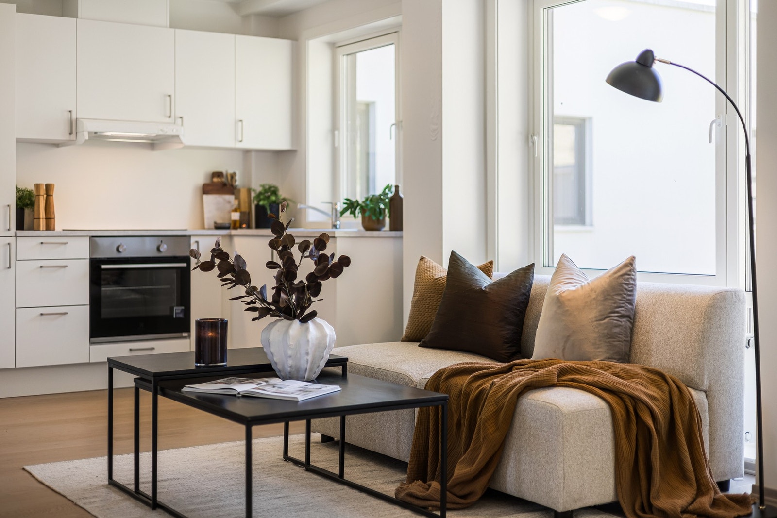 Delikat stue med gode møbleringsmuligheter og store vindusflater Galleribilde