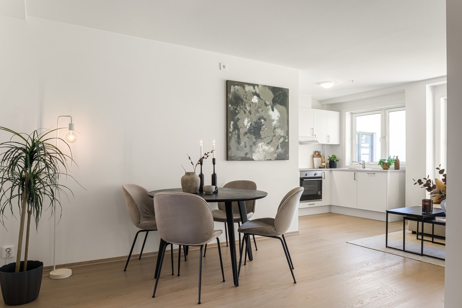 Lys og romslig stue med åpen løsning Galleribilde