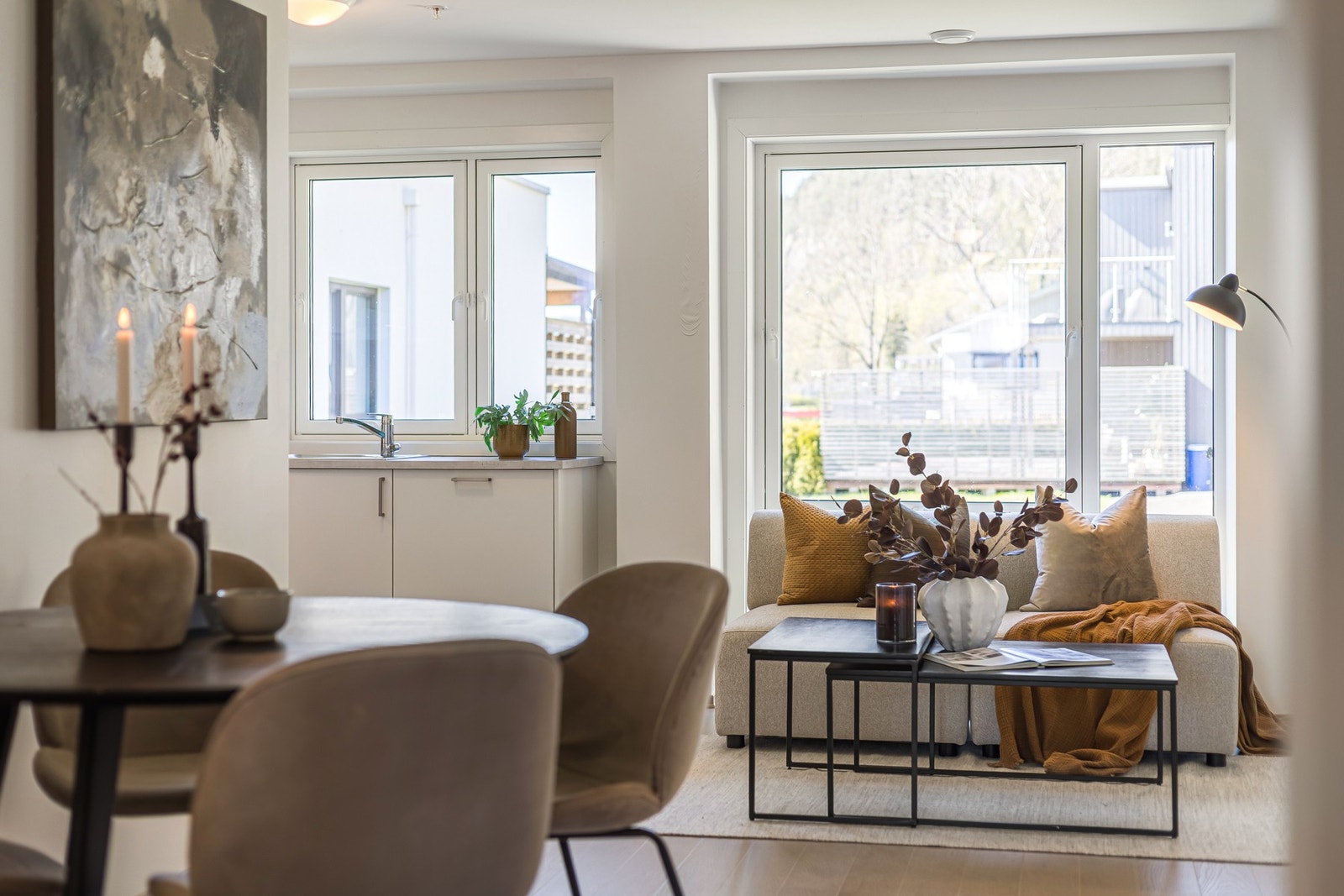 Store vindusflater gir rikelig med naturlig lys Galleribilde