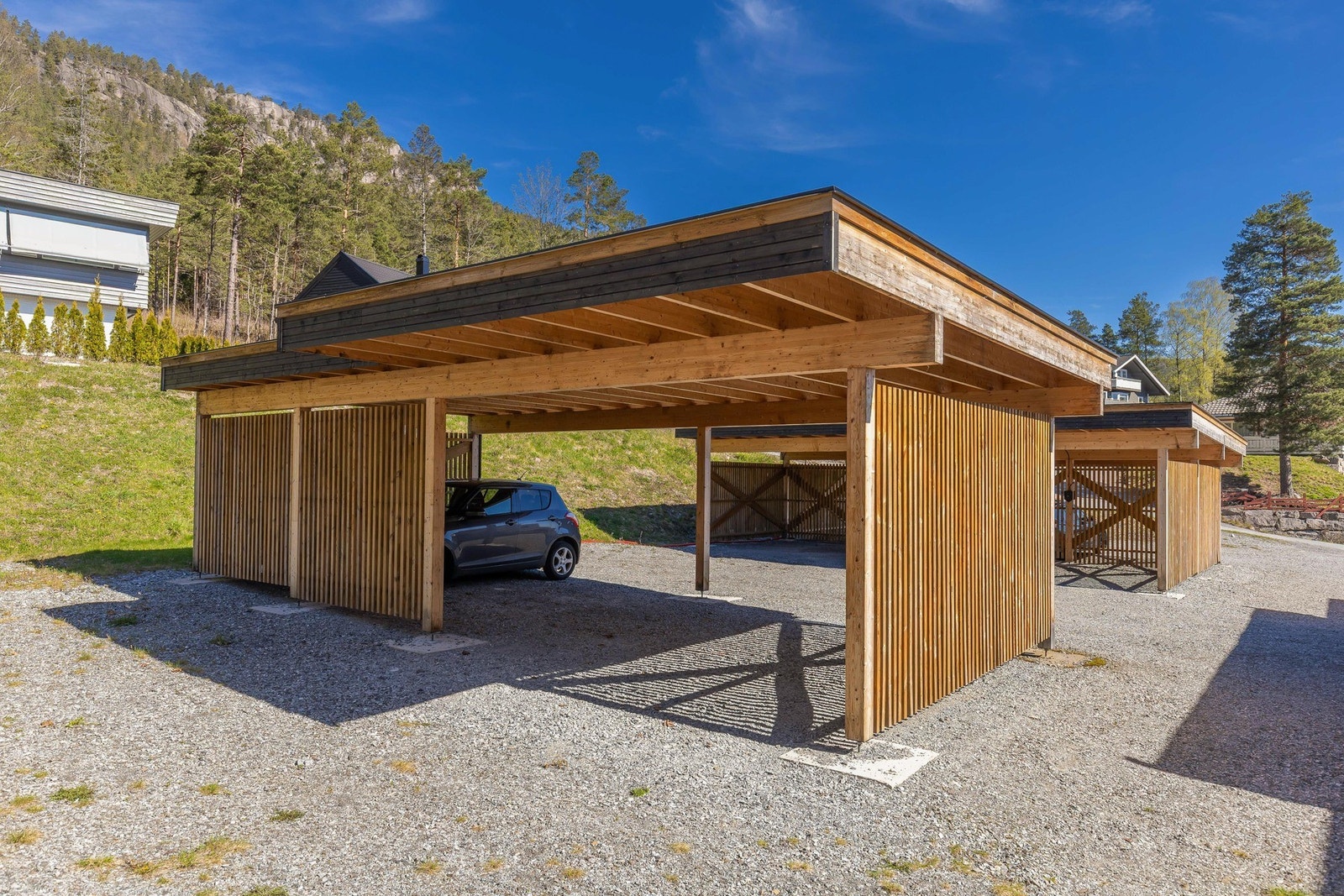 Carport med gode parkeringsmuligheter Galleribilde