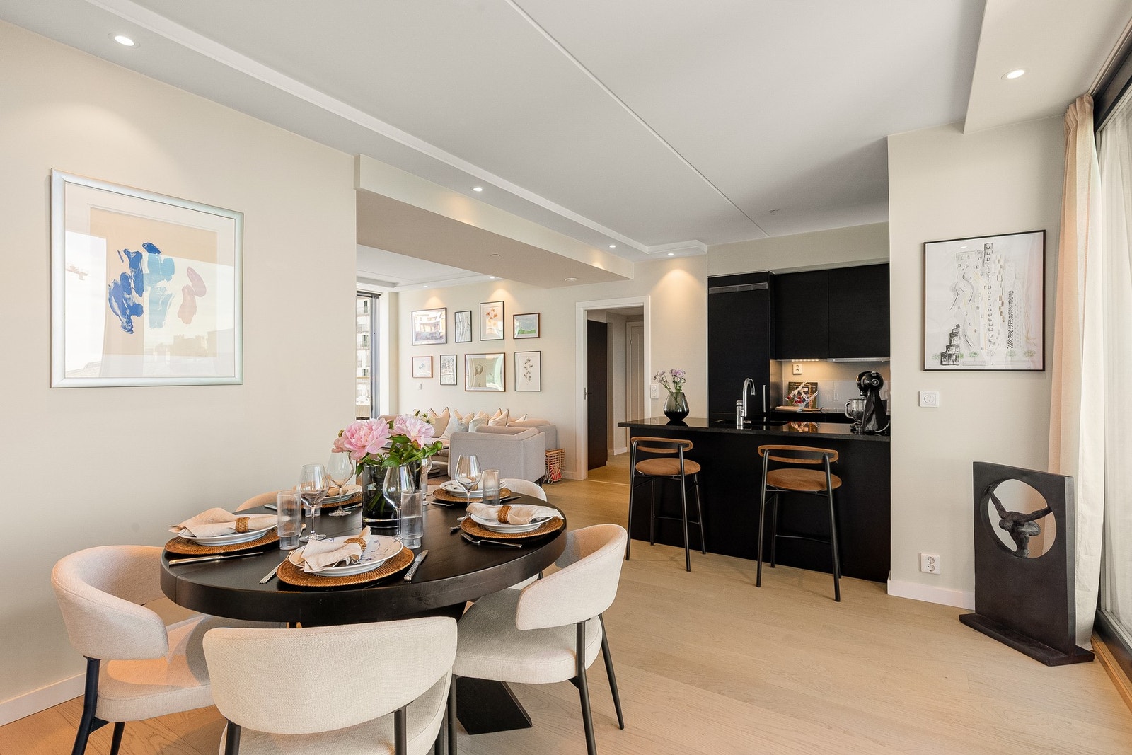 God plass til stor spisegruppe. Galleribilde