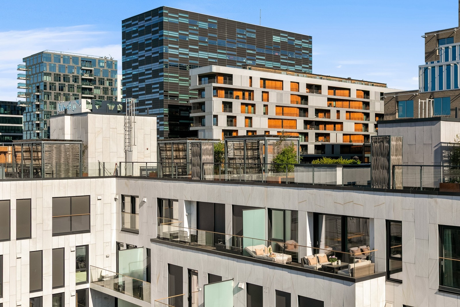 Med en høyt og fritt beliggende plassering i toppetasjen får uteområdene en nydelig utsikt over nærområdet, bybildet og områdets moderne arkitektur. Galleribilde