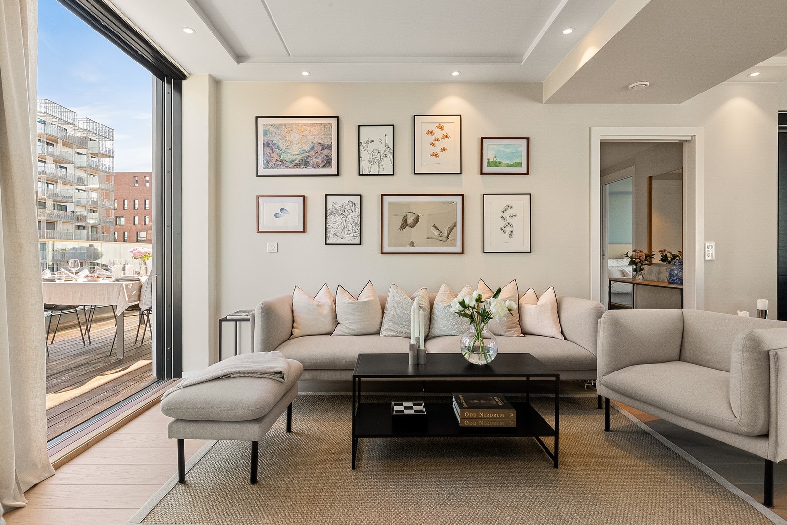 Lys og innbydende stue med god plass til sofagruppe. Galleribilde
