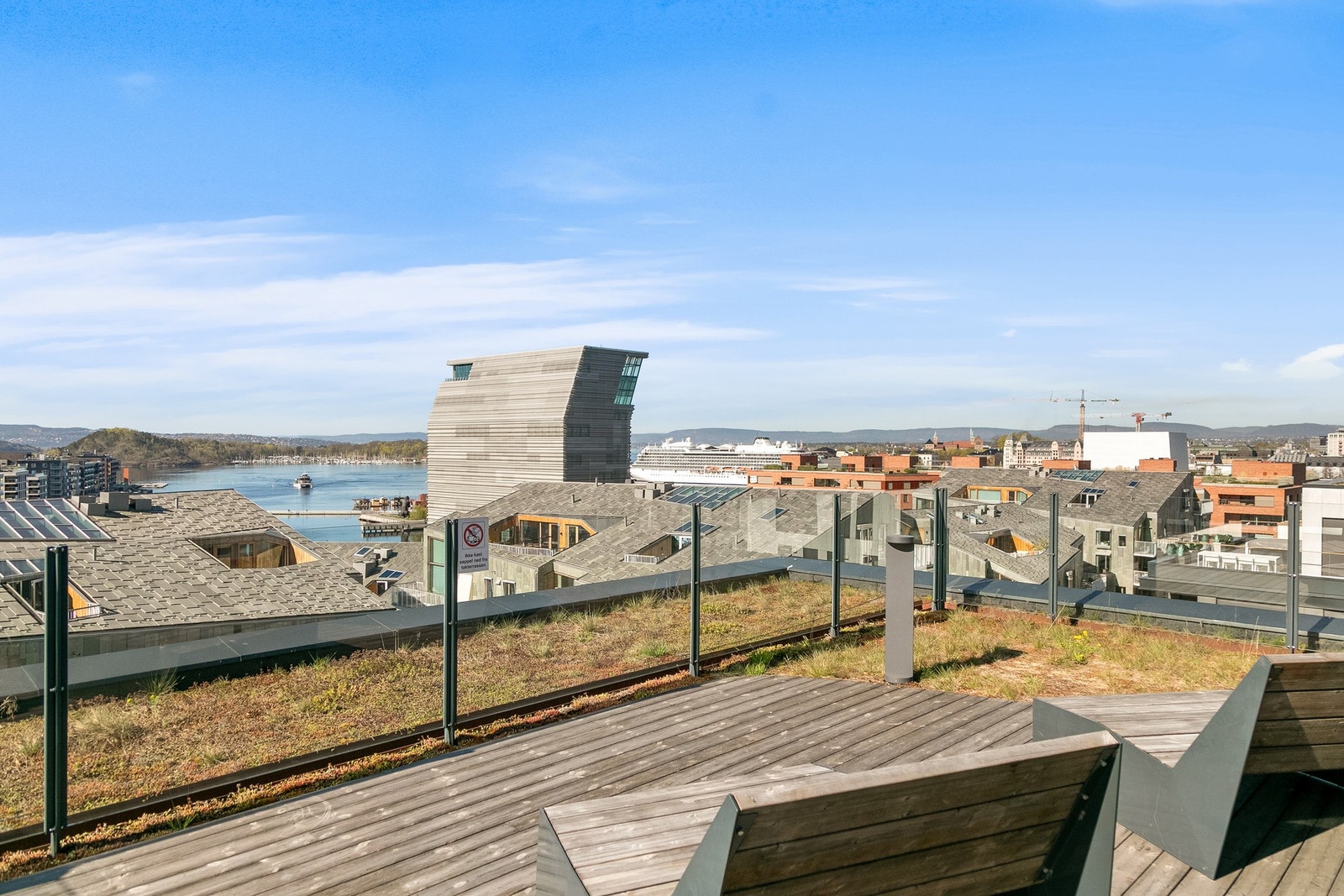 i 9.etasje er den en felles takterrasse med flere soner som kan bookes. Galleribilde