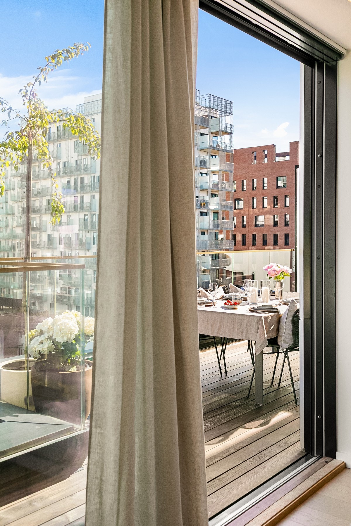 Store vindusflater og direkte utgang til terrasse gir en luftig og sømløs overgang mellom inne- og uterom. Galleribilde
