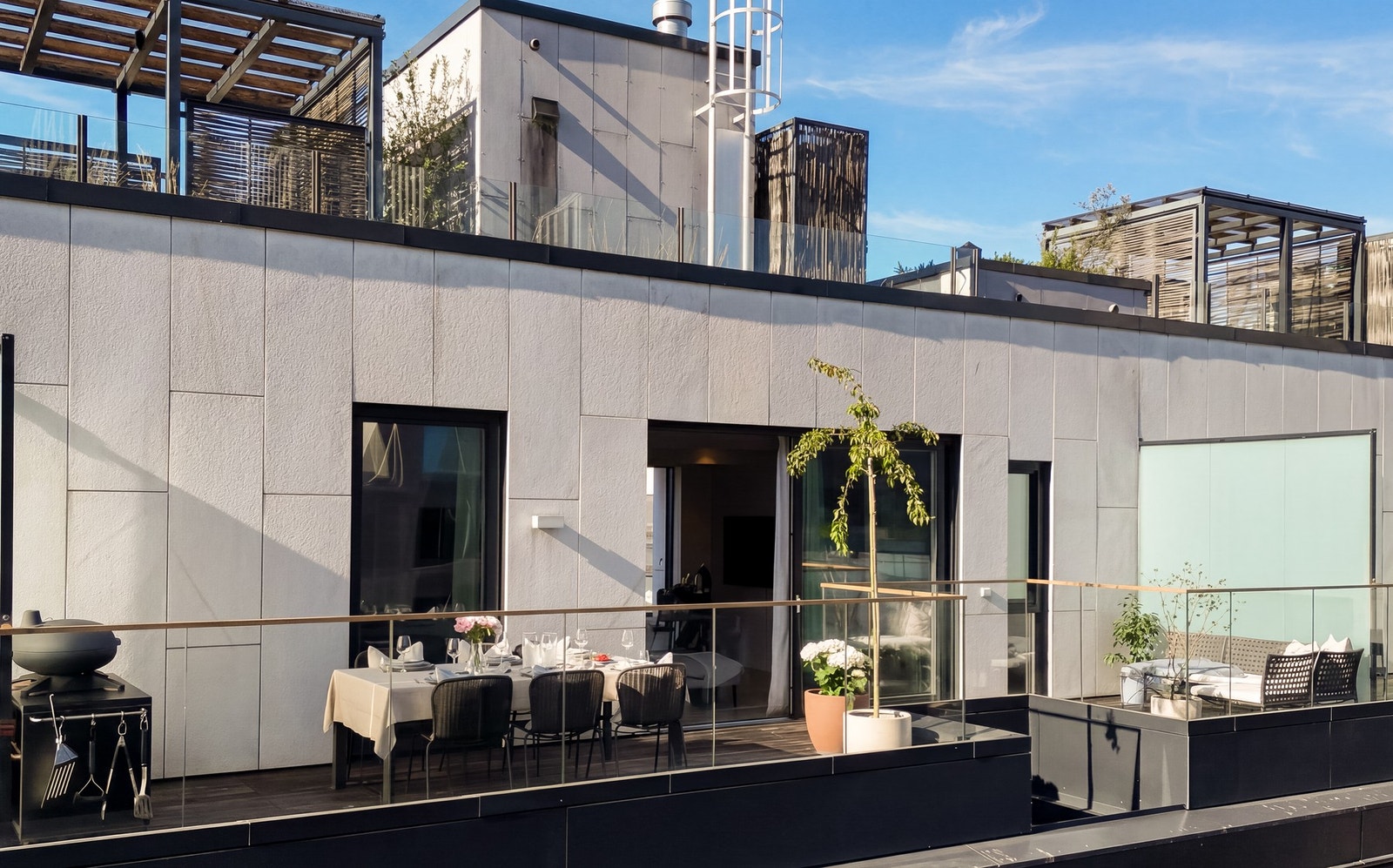 Den største terrassen på ca. 22 m² fremstår som en svært innbydende hovedterrasse med god plass til flere soner. Galleribilde